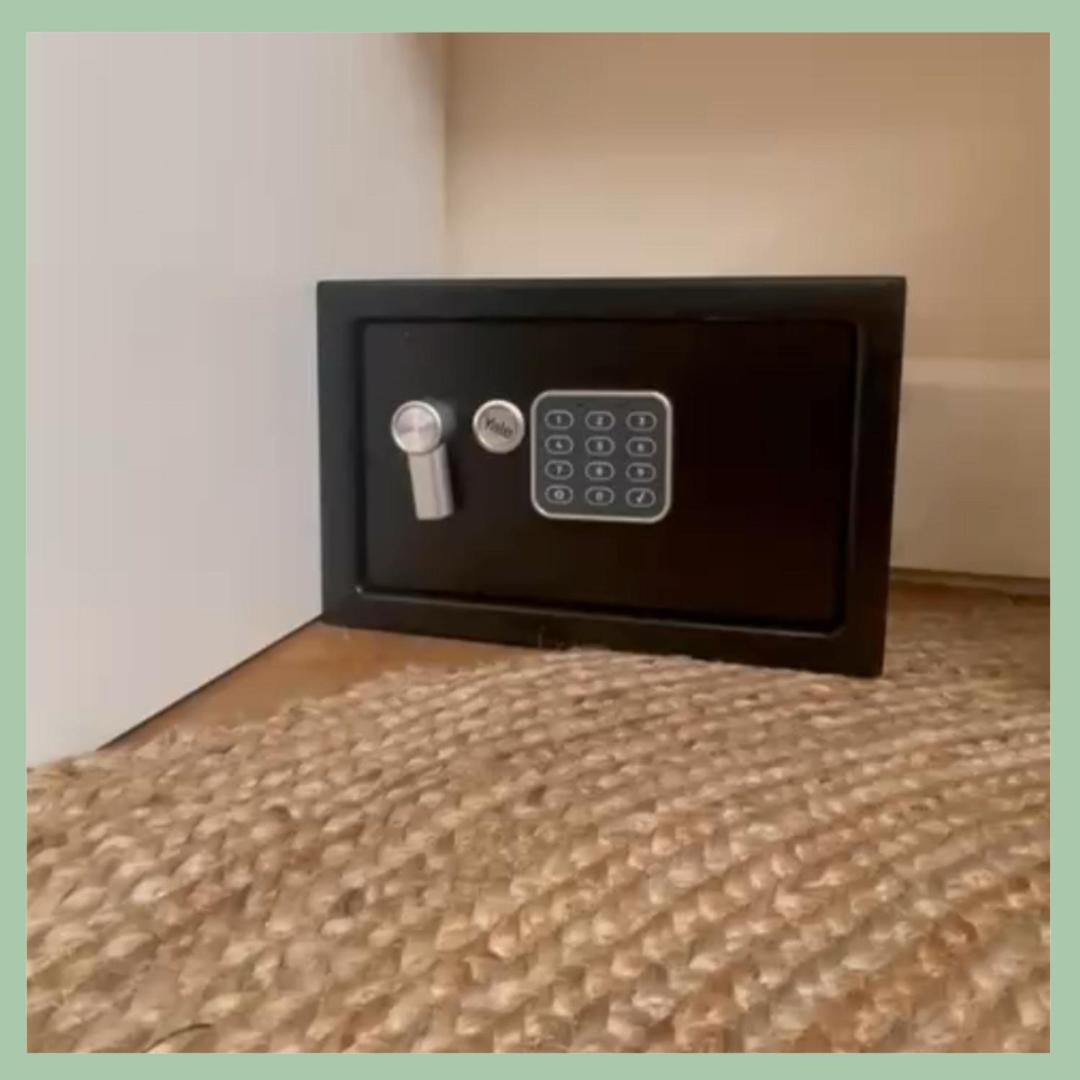 The Mews - Worcester City - House - Gated - Self Check In - Free WIFI - 2 Doubles - TVs in bedrooms - Sleeps 6 - Free Nearby Parking