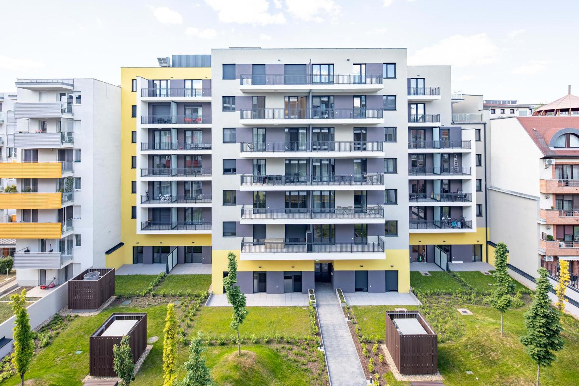 Central - Free Parking - Large Balcony