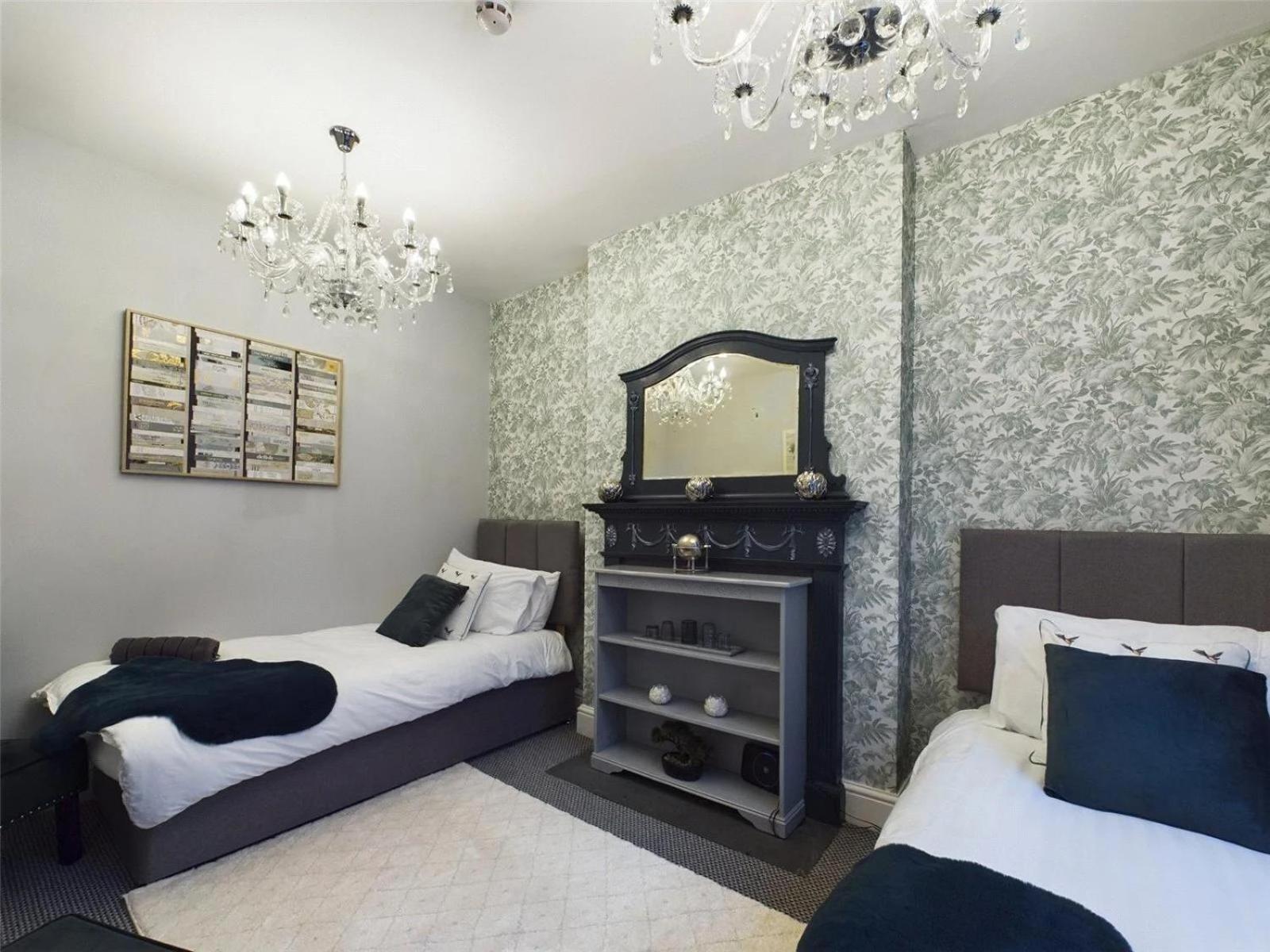 Montague House Town Centre Sleeps Up To 12 Guests