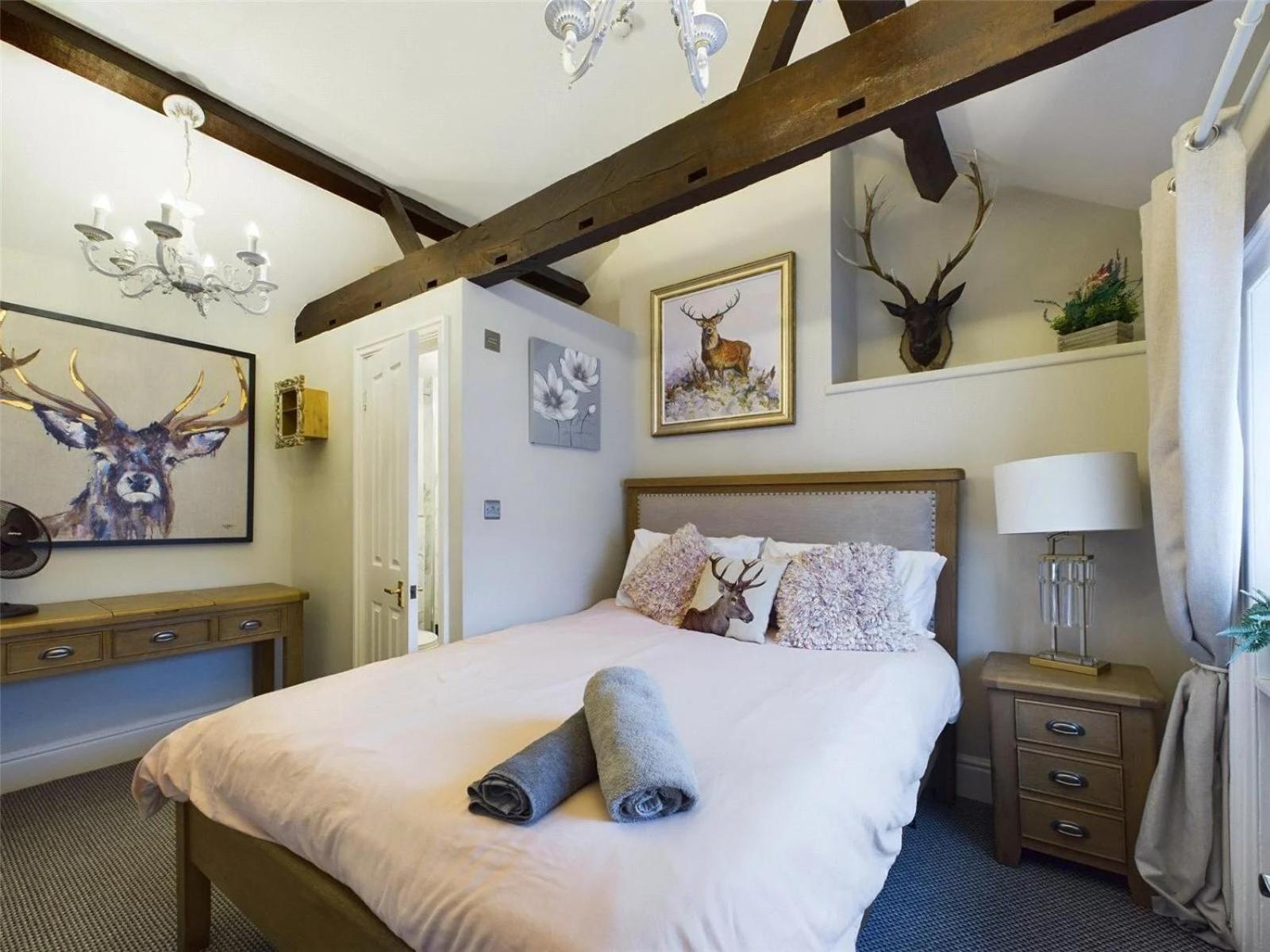 Montague House Town Centre Sleeps Up To 12 Guests