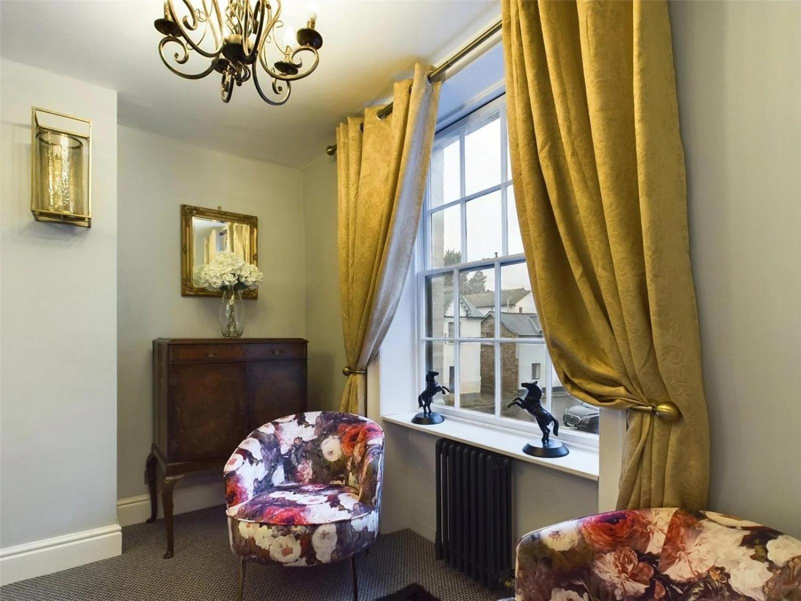 Montague House Town Centre Sleeps Up To 12 Guests