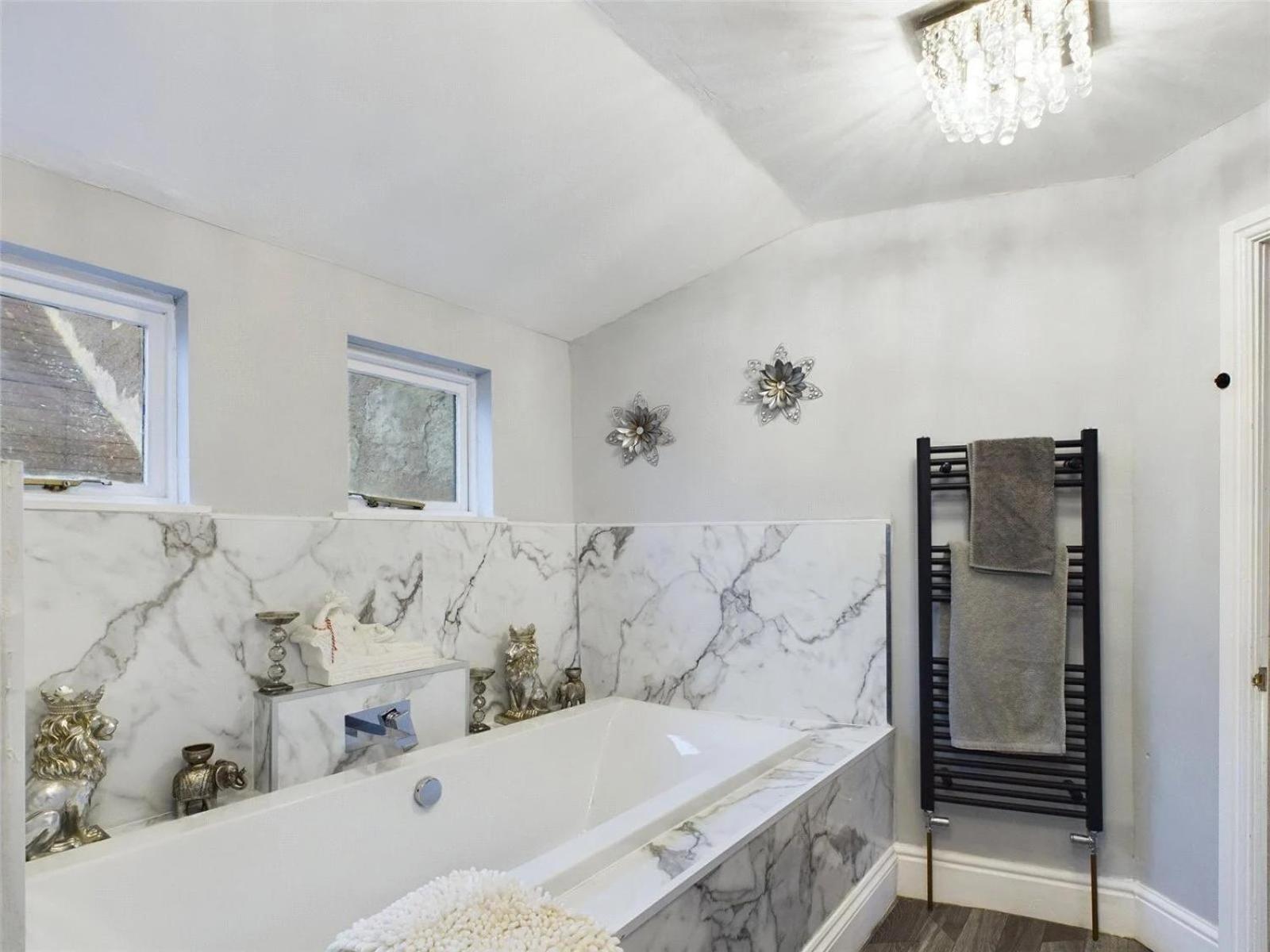 Montague House Town Centre Sleeps Up To 12 Guests