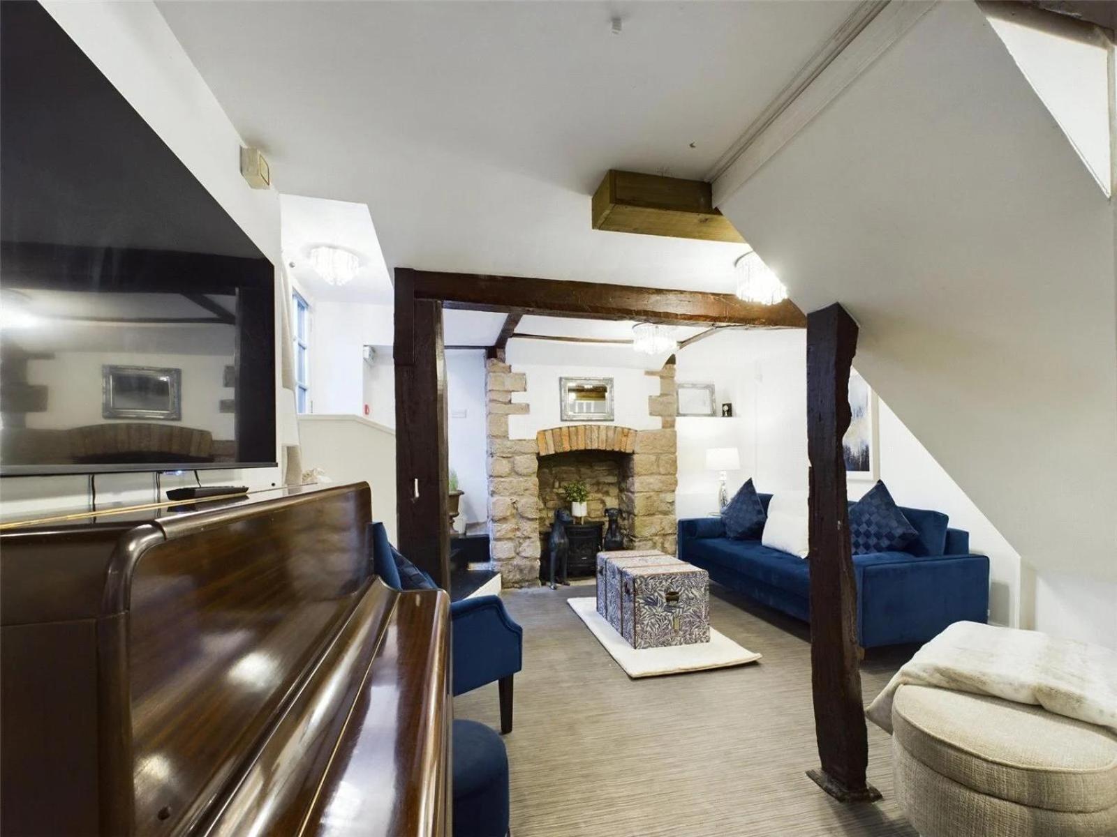 Montague House Town Centre Sleeps Up To 12 Guests