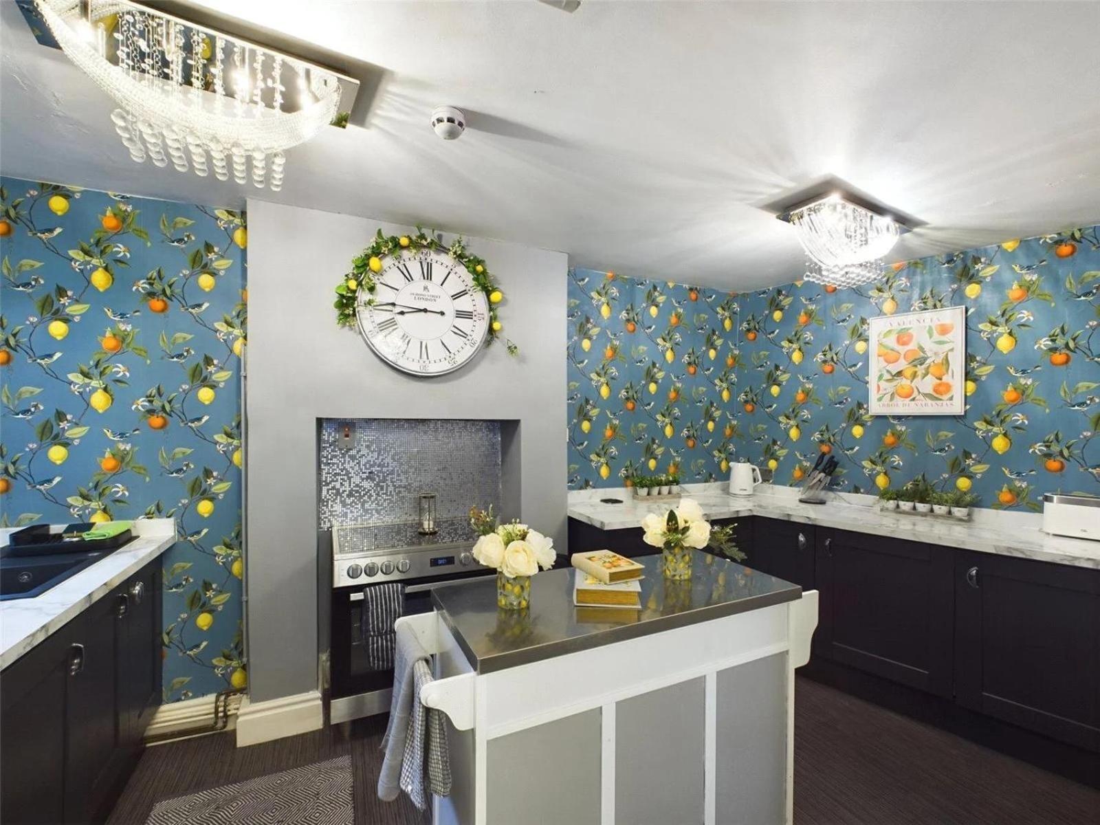 Montague House Town Centre Sleeps Up To 12 Guests