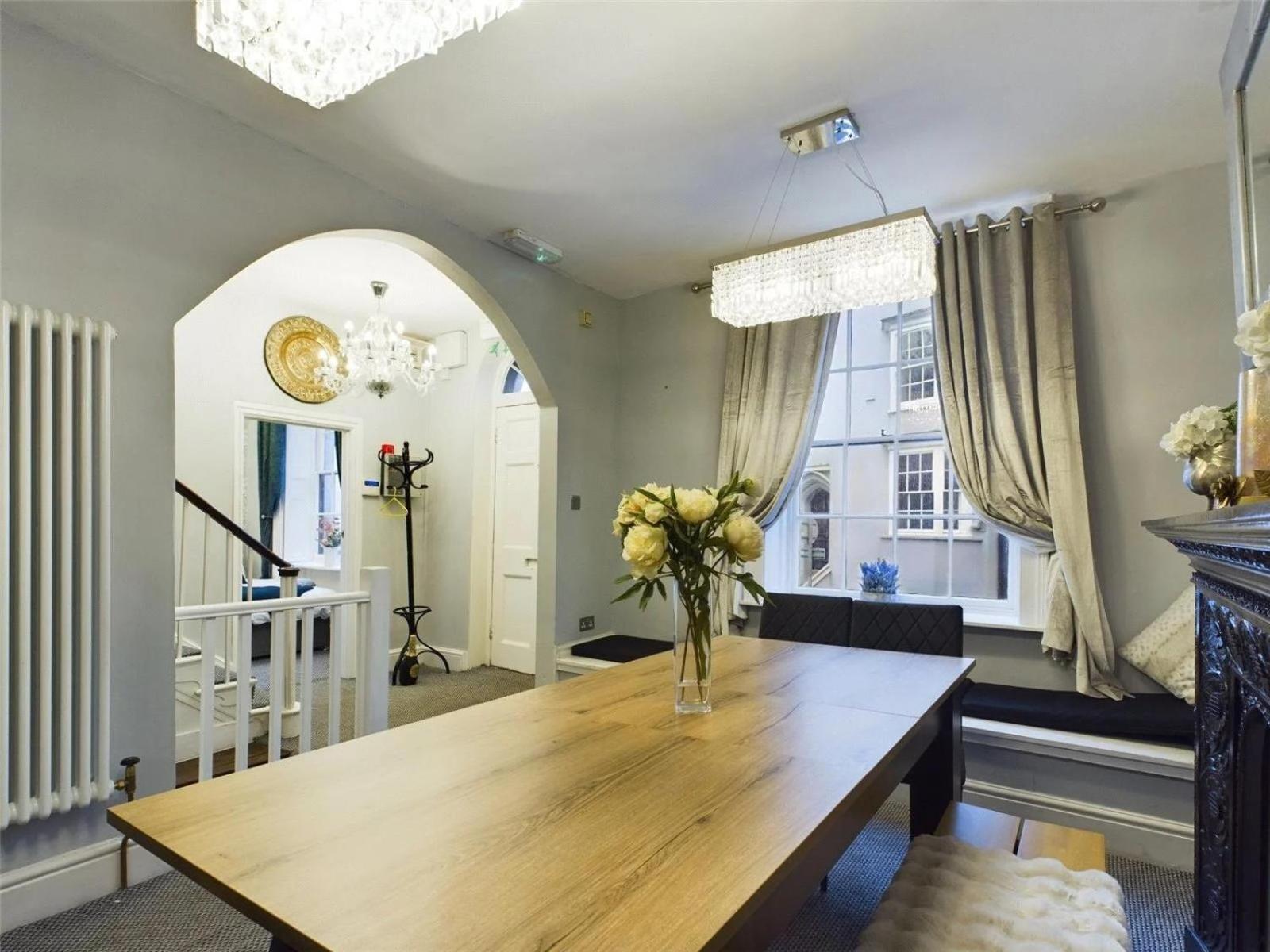 Montague House Town Centre Sleeps Up To 12 Guests
