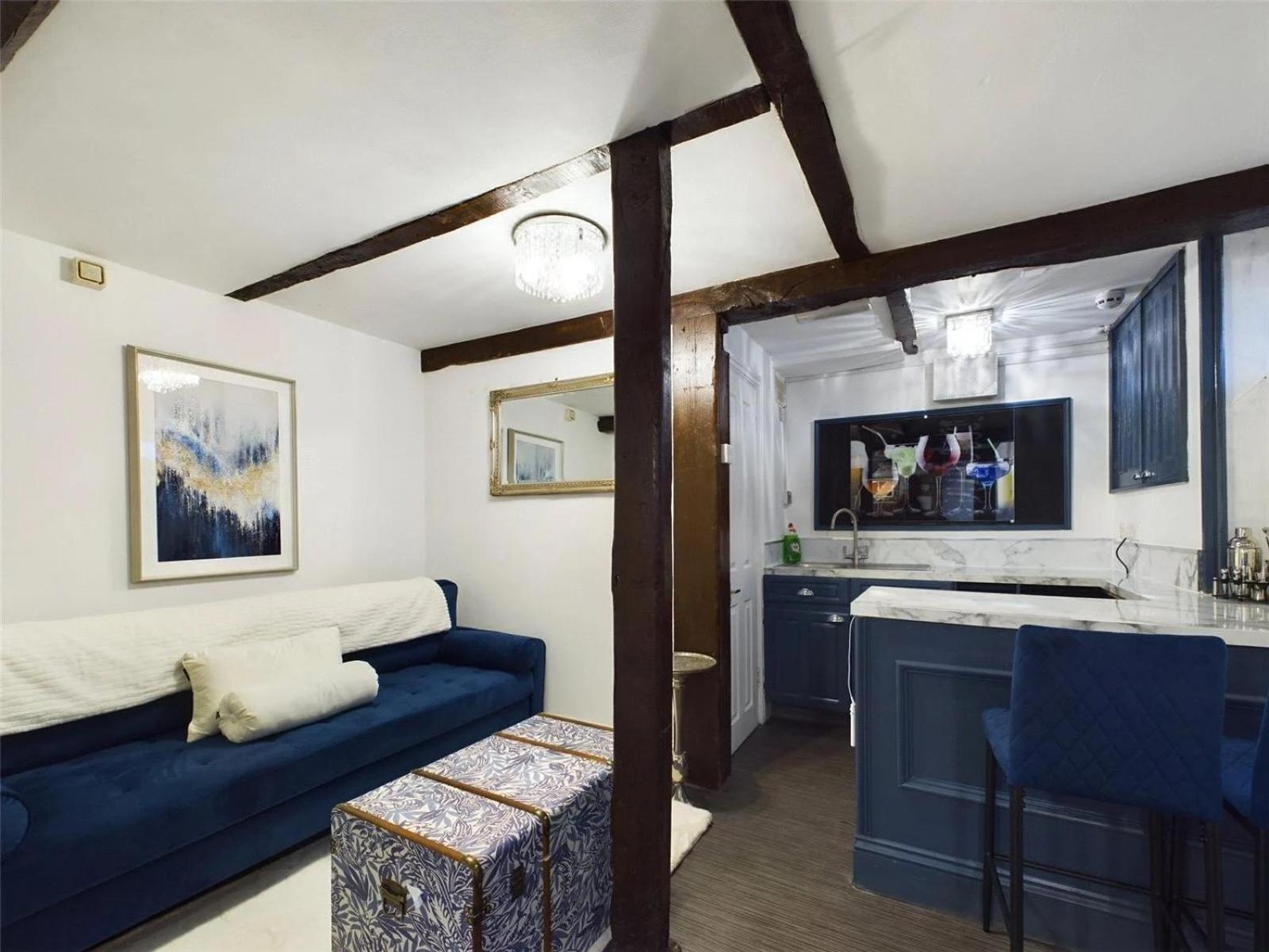 Montague House Town Centre Sleeps Up To 12 Guests