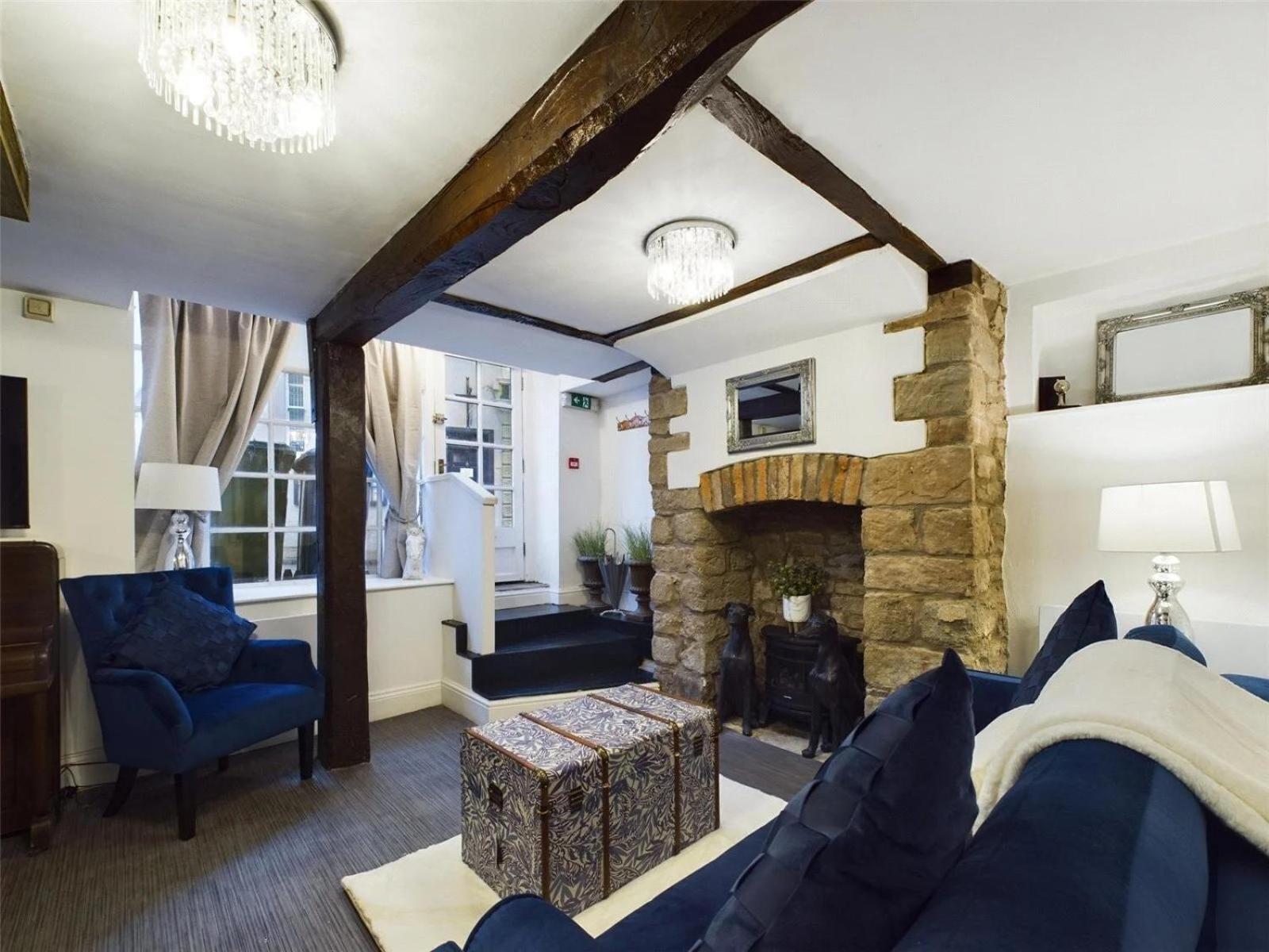 Montague House Town Centre Sleeps Up To 12 Guests