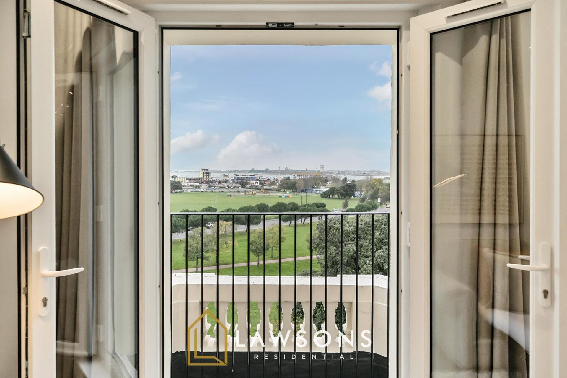 Chic Southsea Apartment, 3 Beds, 2 Baths