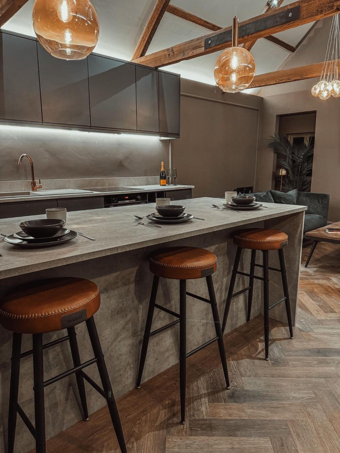 Magistrates Penthouse Suite - Town Centre Apartments with Spa