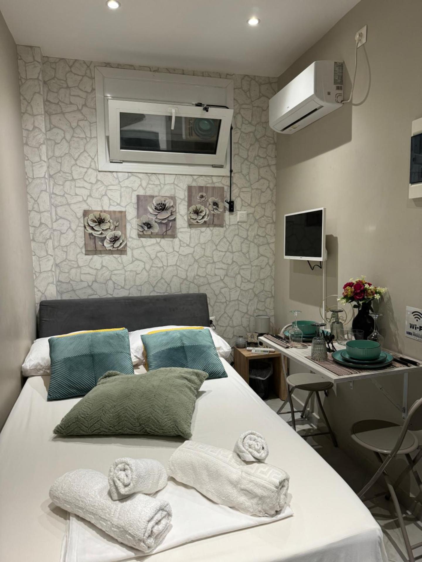 AIOLOS LUXURY alimos market apartment 2 near the sea