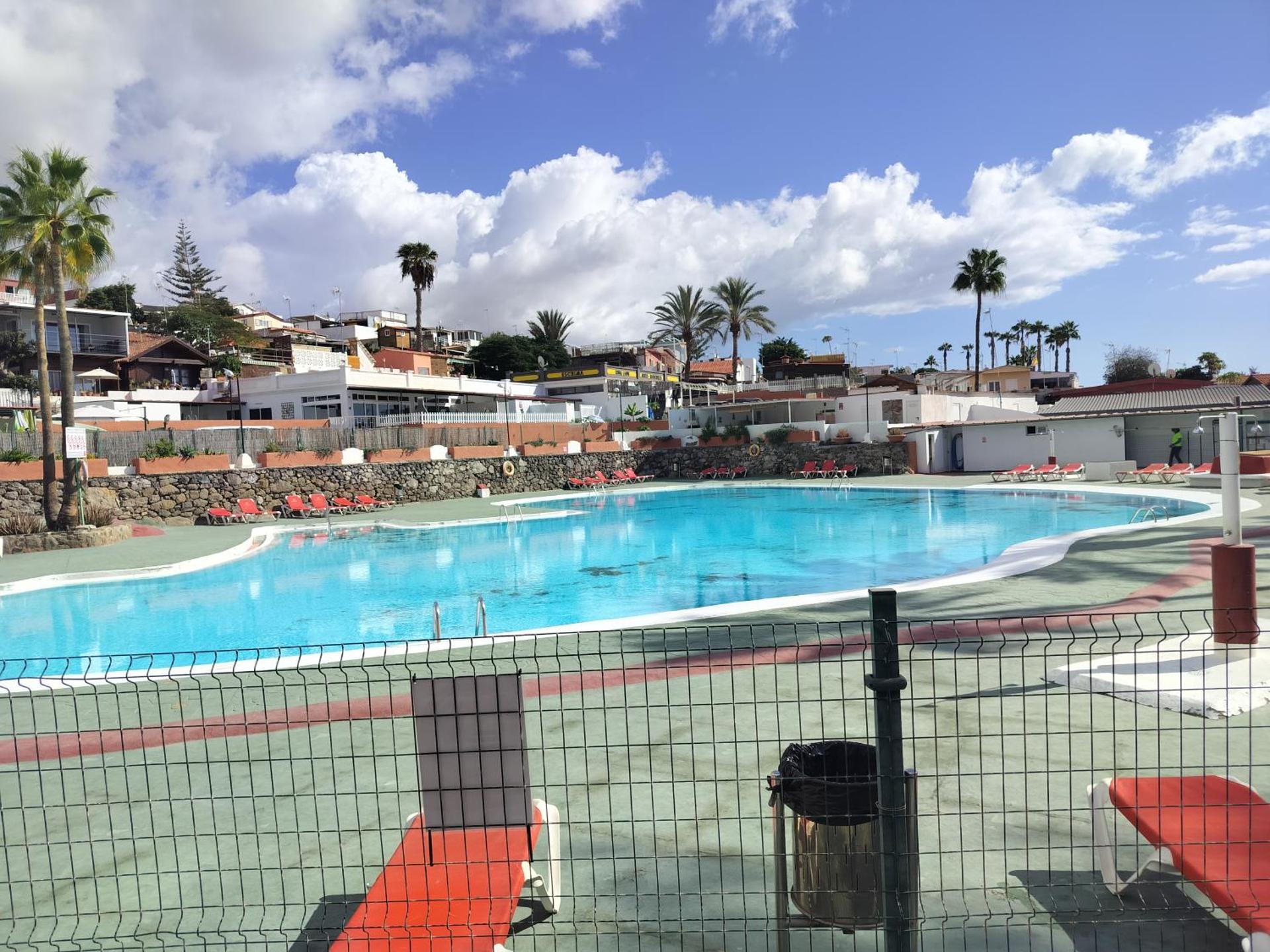 Piscina club pasito blanco