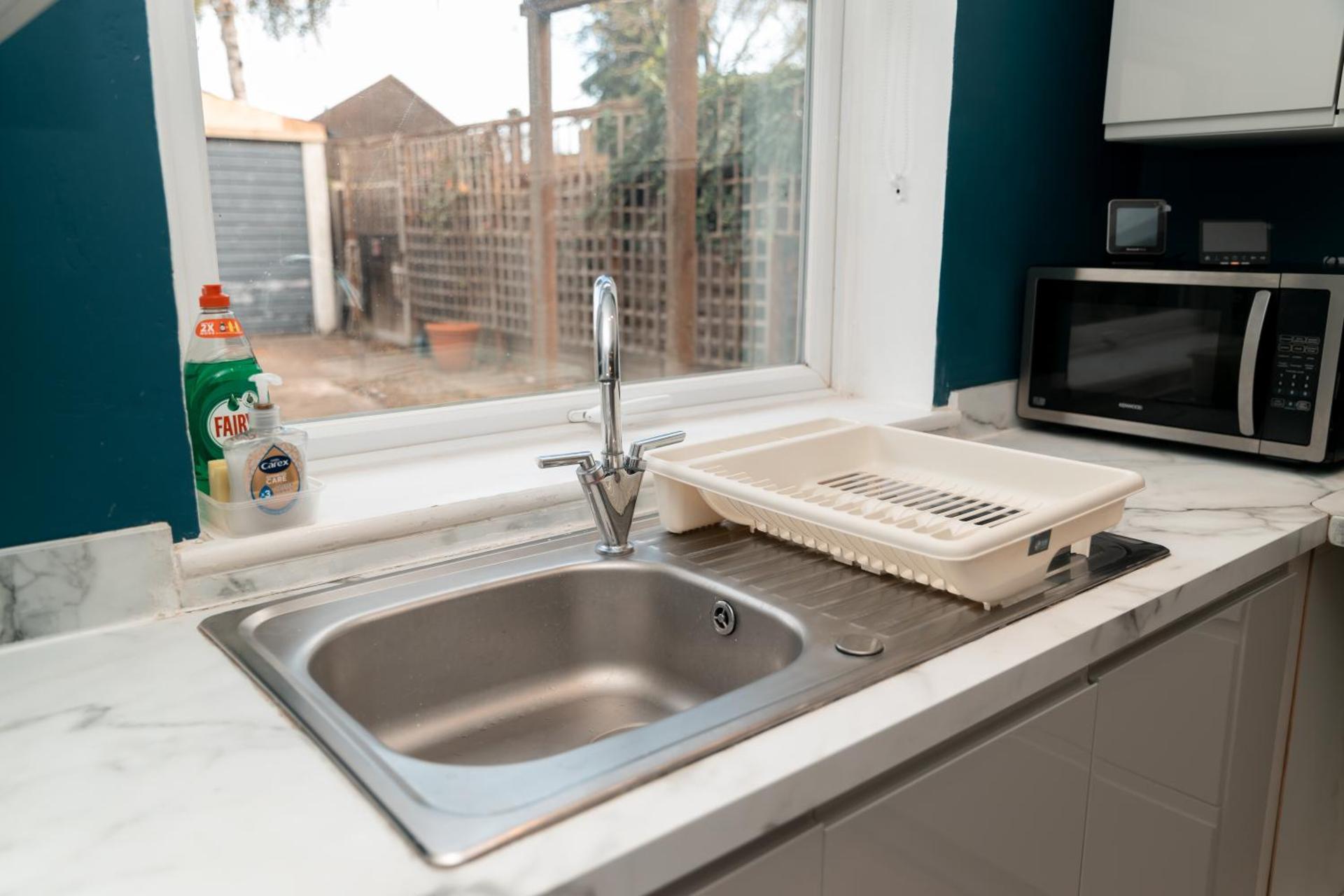 New! Spacious 3Br Sleeps 6 With Free Parking, Wi-Fi and Netflix