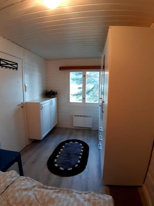 Koselig blått hus - utsikt Losna