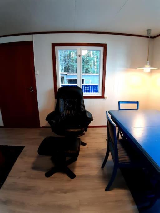 Koselig blått hus - utsikt Losna