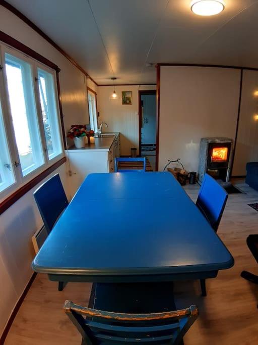 Koselig blått hus - utsikt Losna