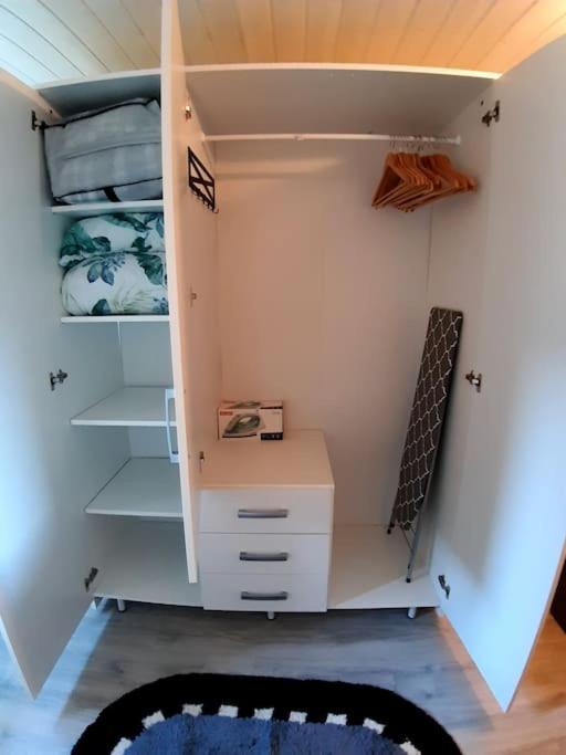 Koselig blått hus - utsikt Losna