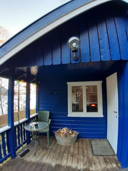 Koselig blått hus - utsikt Losna