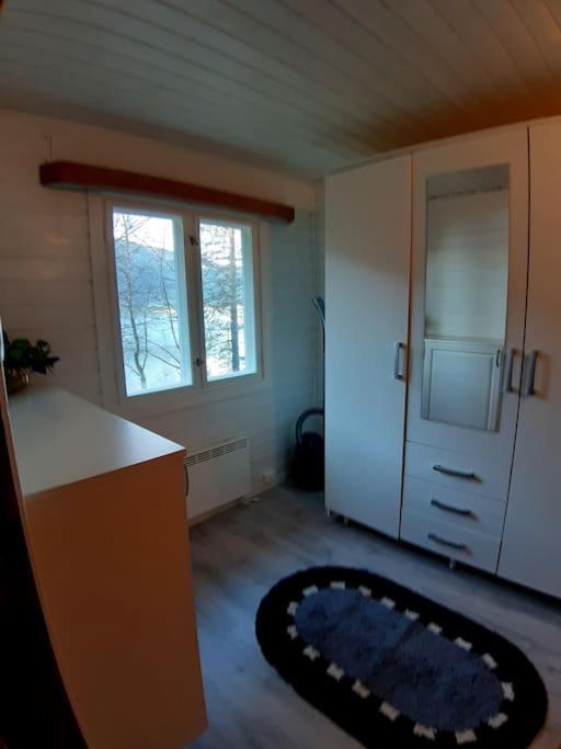 Koselig blått hus - utsikt Losna