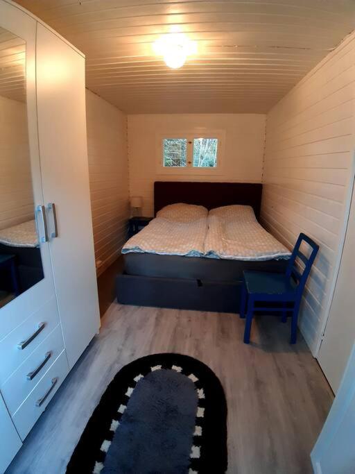 Koselig blått hus - utsikt Losna