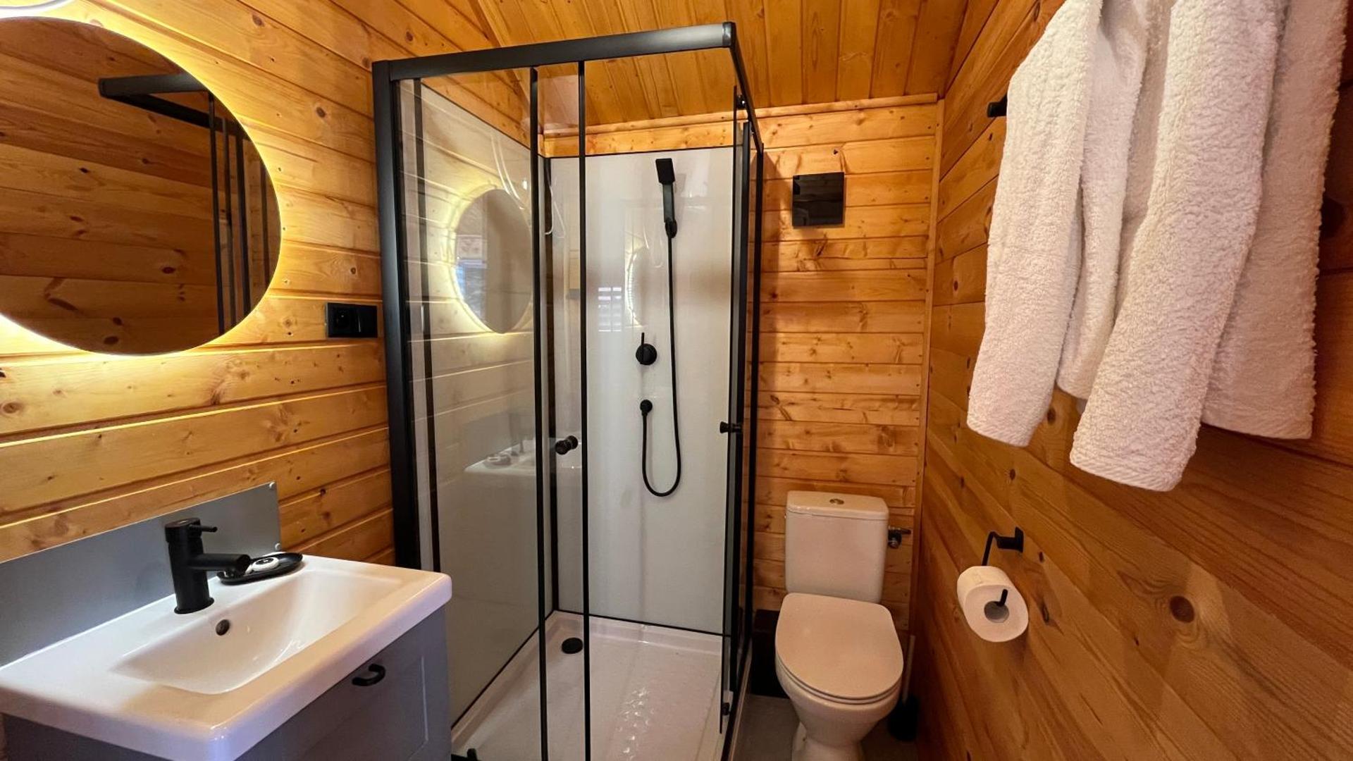 Dwór Piotra i Pawła- pokoje i domki