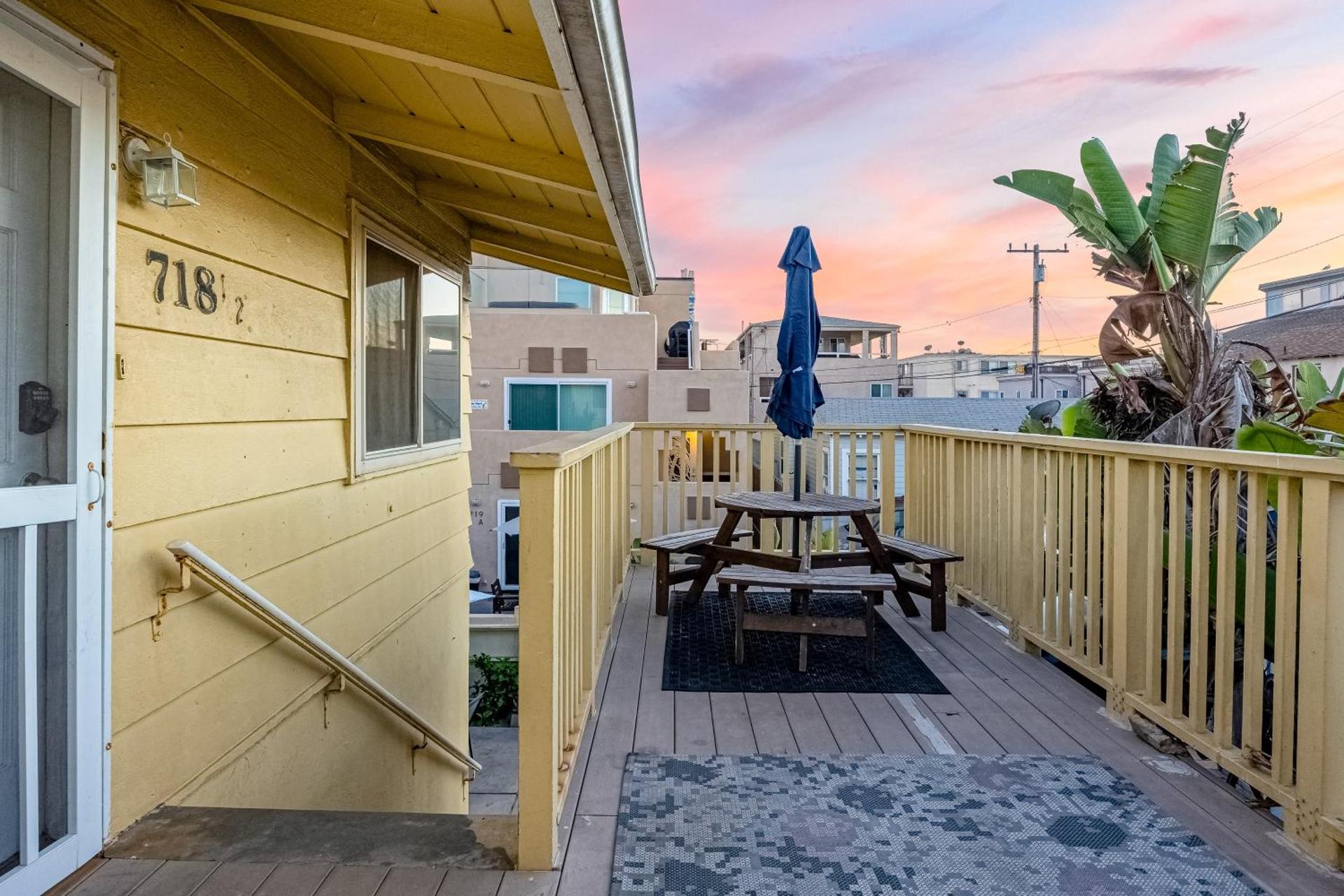 Mimi's & Nana's Beach House Beautiful bungalow with ocean views, fast WiFi, gas grill, and sunroom