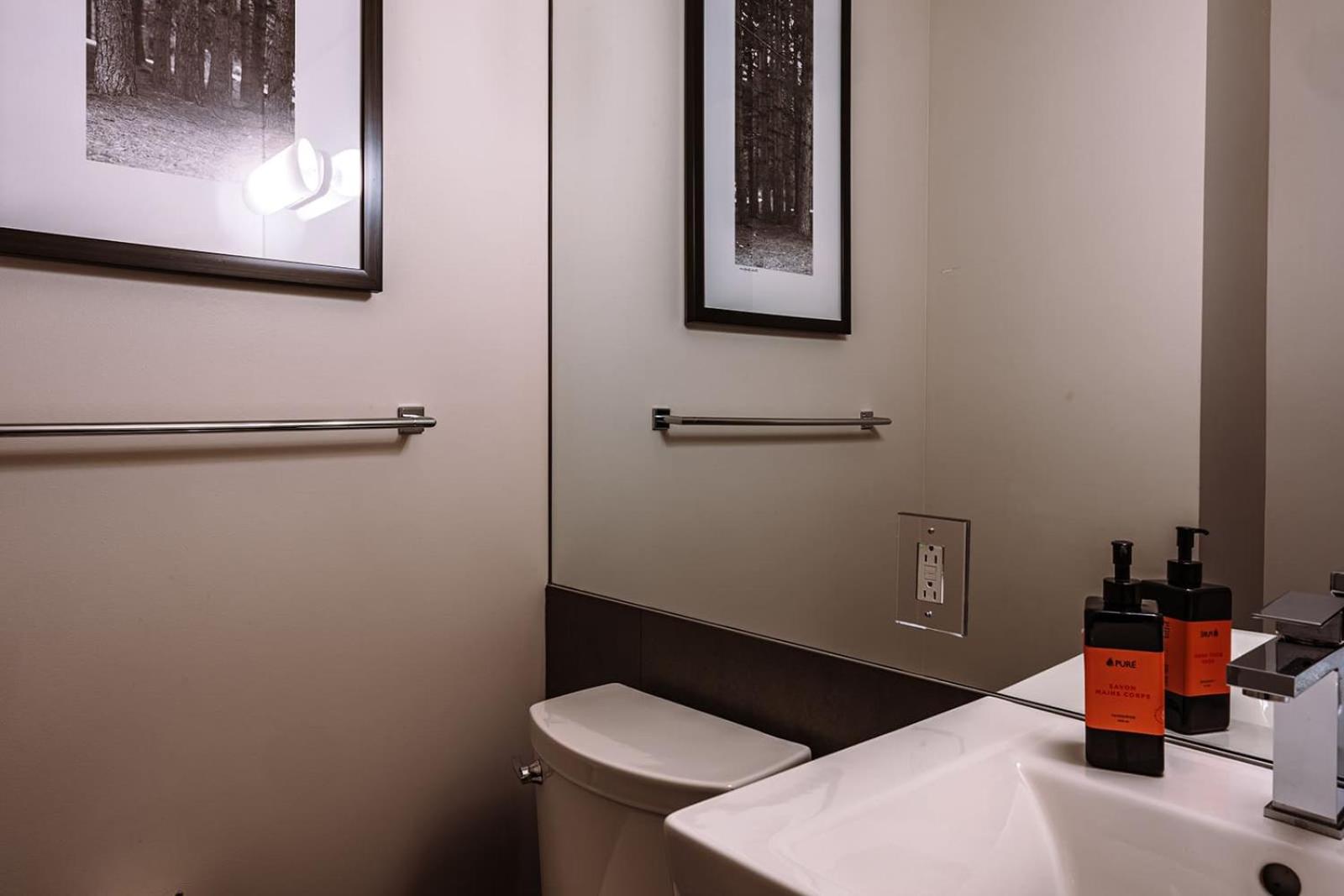 Waterfront Suite & Lake Resort