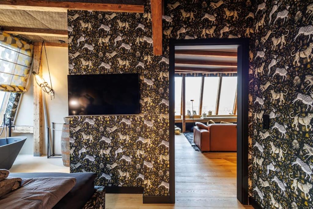 Communal lounge/ TV room