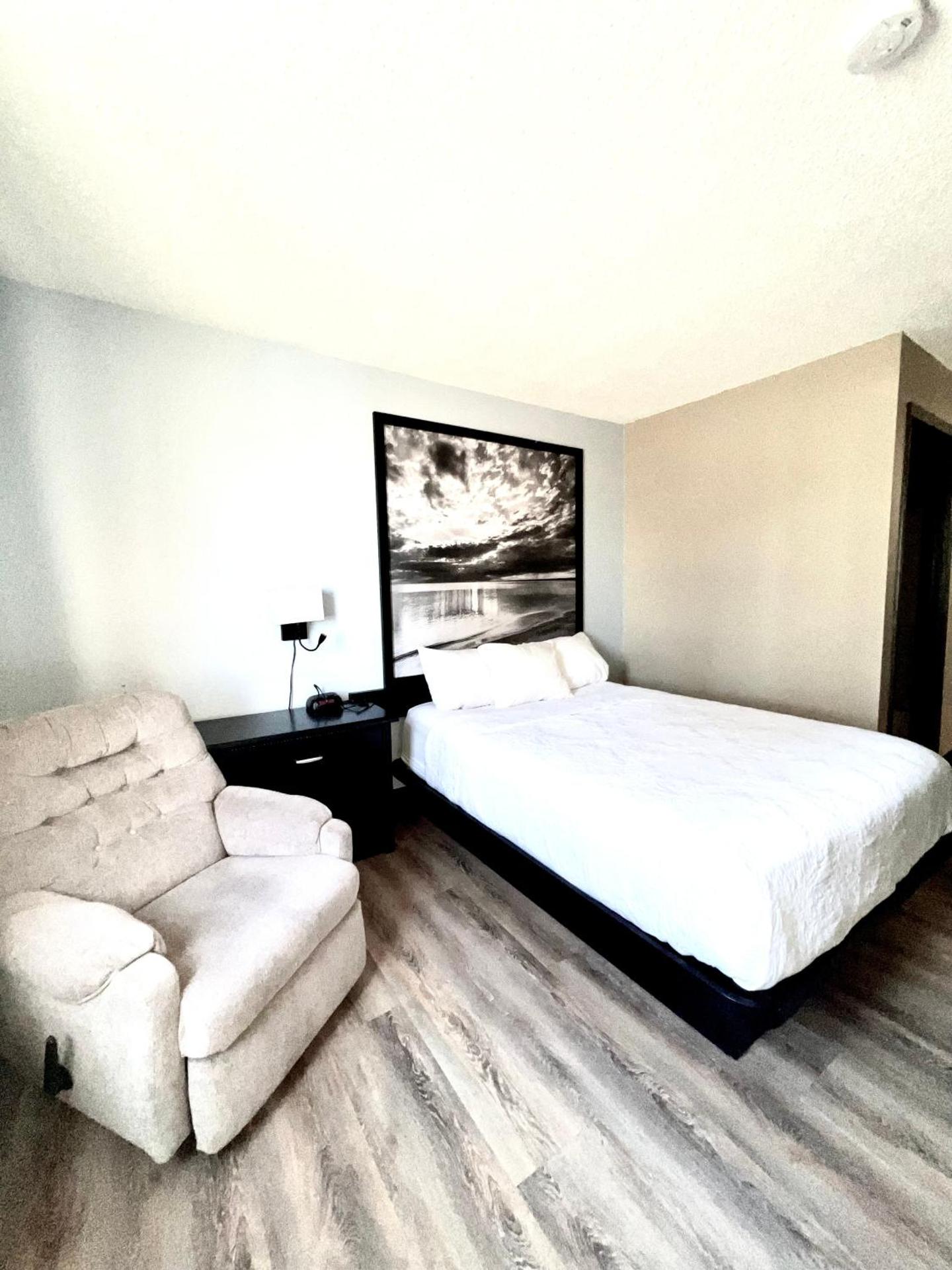 Queen Room - Mobility Access/Non-Smoking