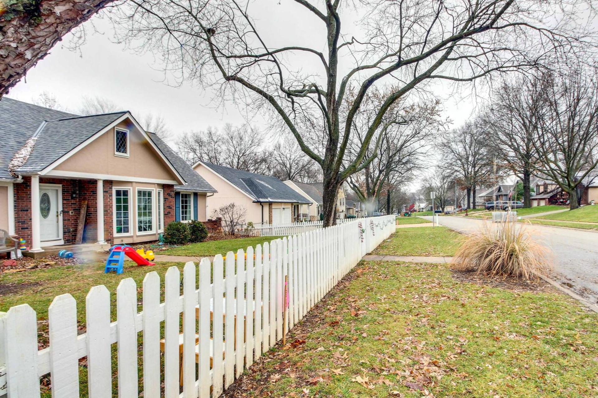 Shawnee Vacation Rental about 11 Mi to Kansas City!