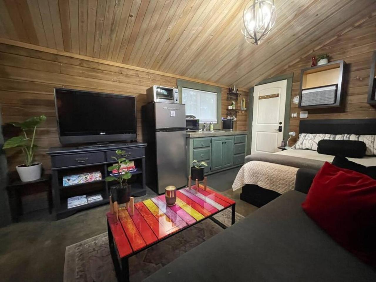 Cozy Cabana with Large Private Outdoor Hot Tub