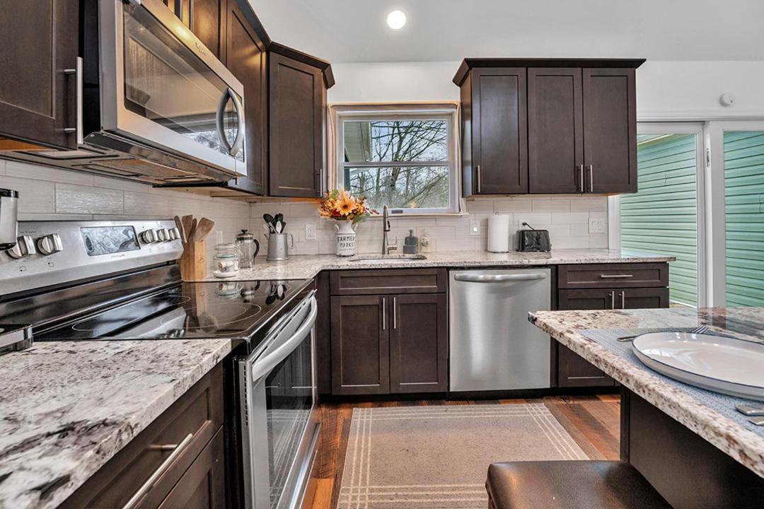 4BR Retreat with Hot Tub and Resort Style Amenities