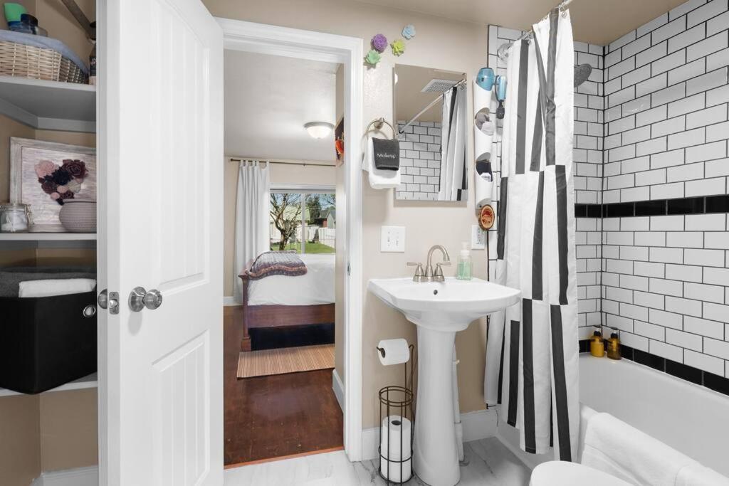 Charming and Cozy Private Home Walking Distance to Downtown