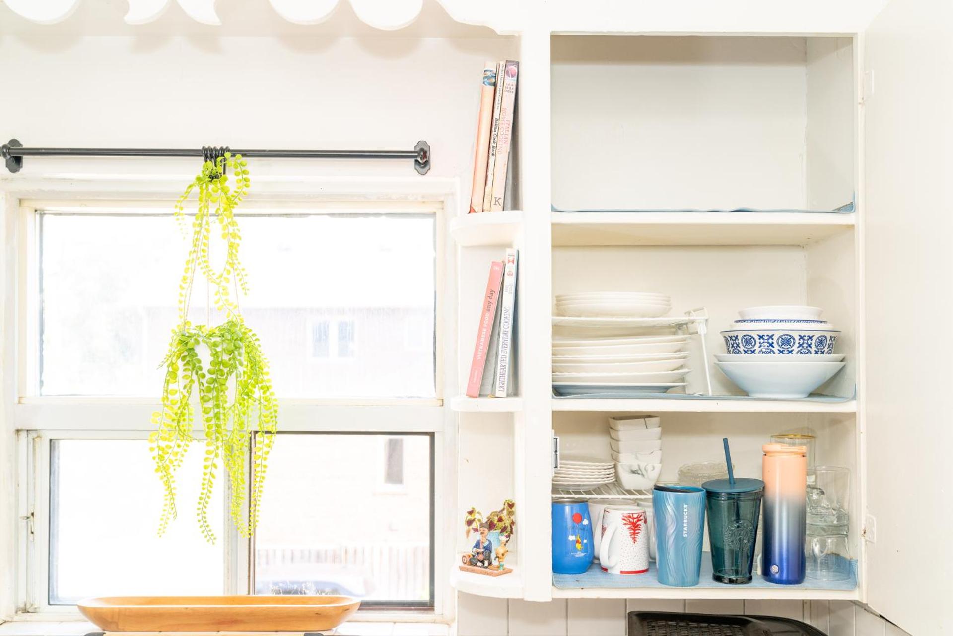 Room in cozy house close to Lawrence Ave, WiFi, parking