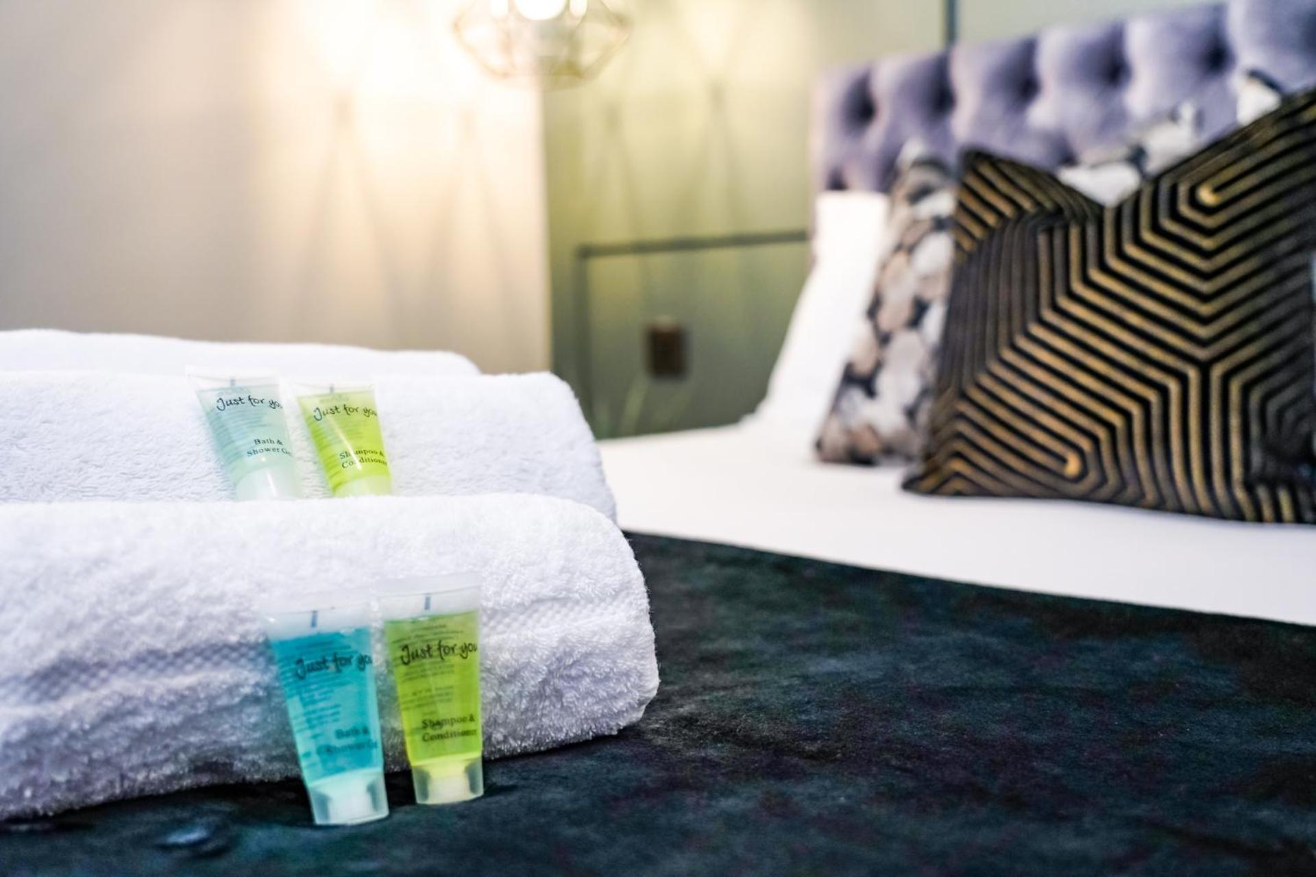 The Invicta Studios - Spacious Studios - City Centre Location - Contractor Friendly - Free WiFi - Smart TV - Desk Space - Well Designed - Communal Garden