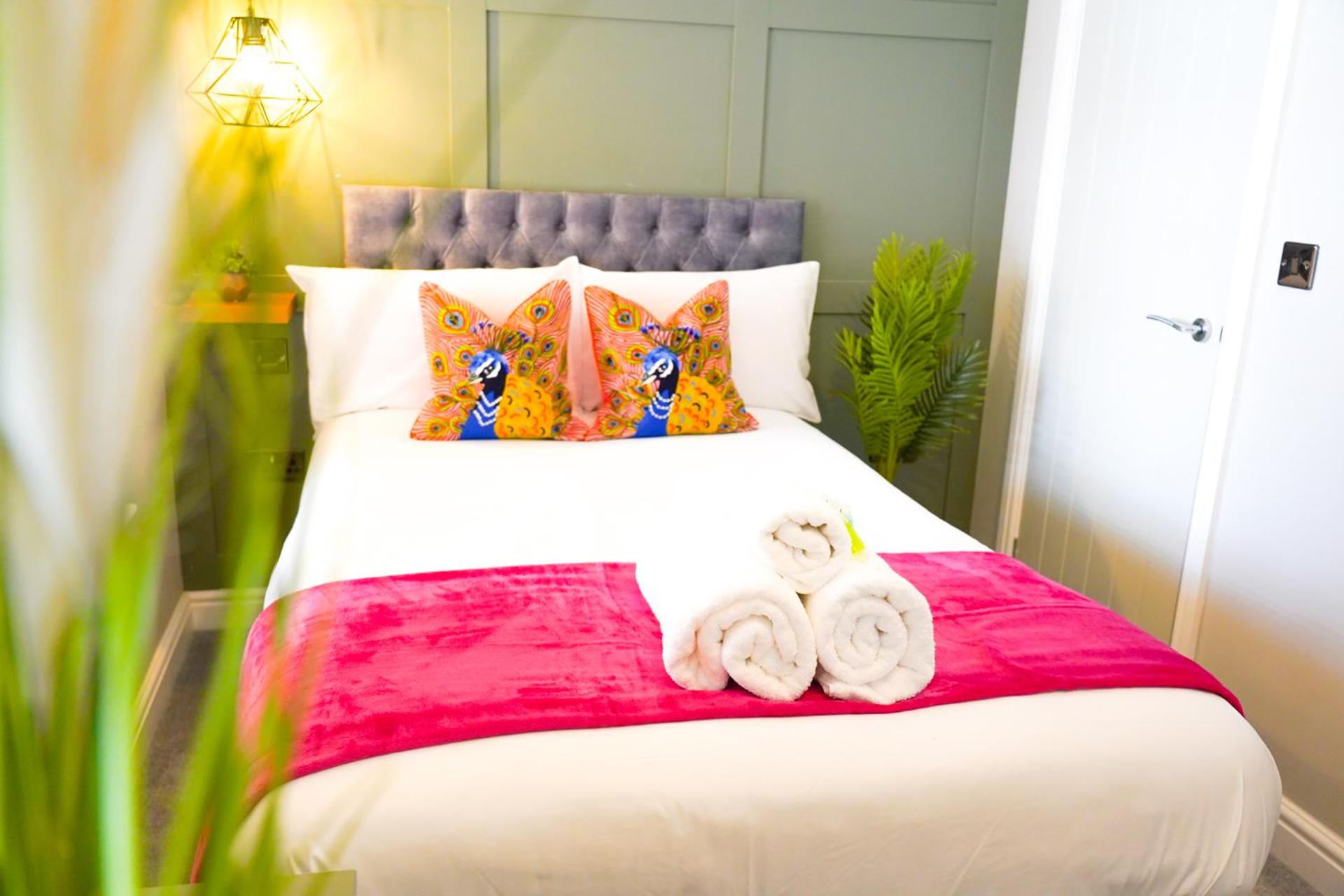 The Invicta Studios - Spacious Studios - City Centre Location - Contractor Friendly - Free WiFi - Smart TV - Desk Space - Well Designed - Communal Garden