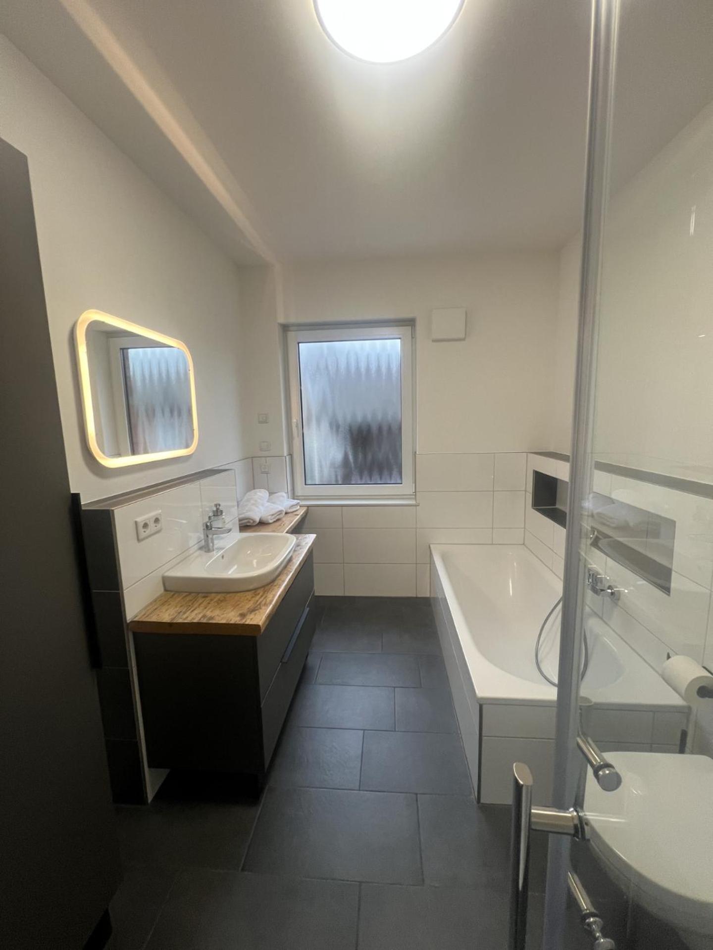 Schöne Ferienwohnung in Buxtehude- Zentral -Lade Säule -6Person