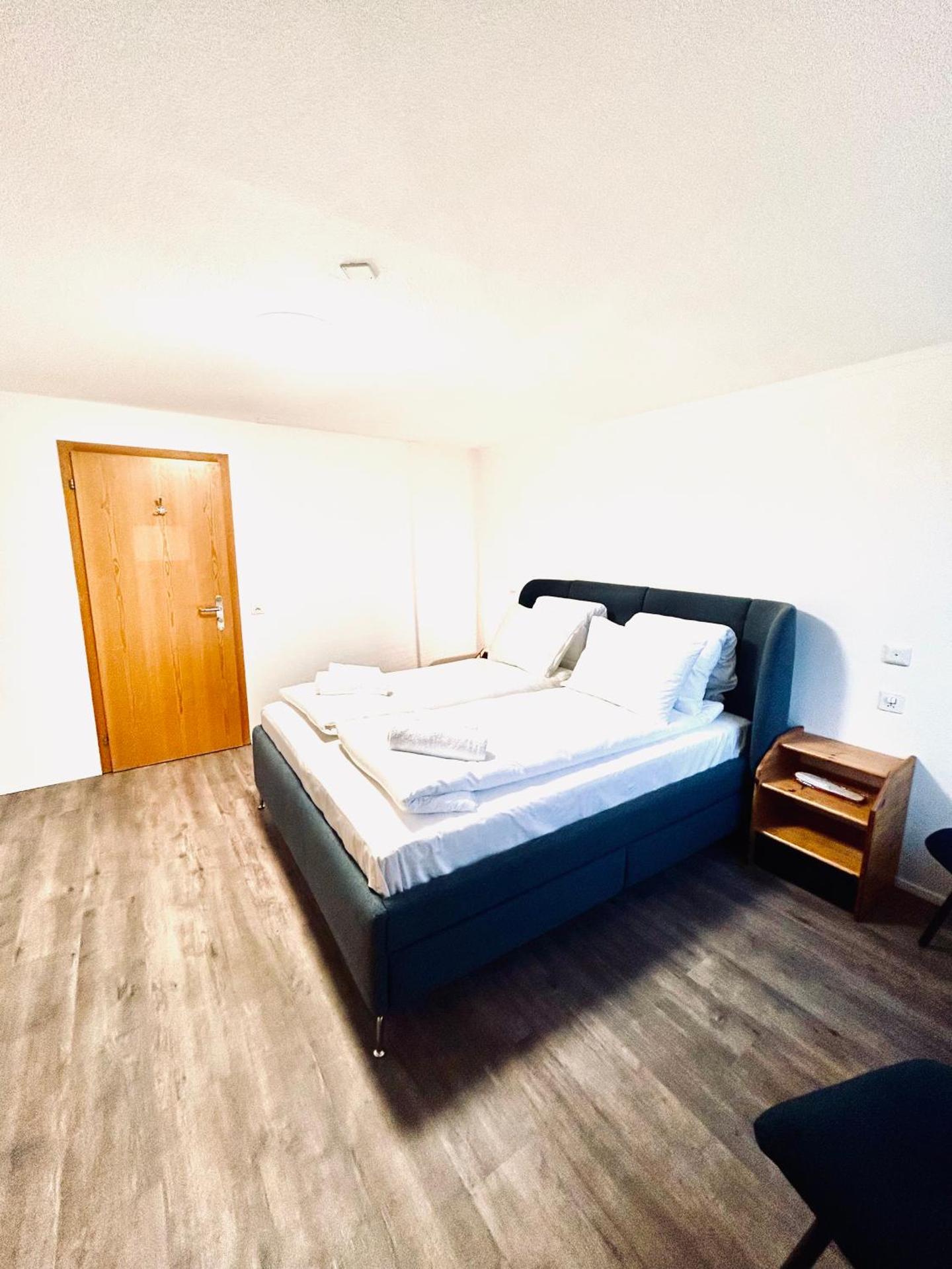 Private room with Bathroom and Lake View in Guest House