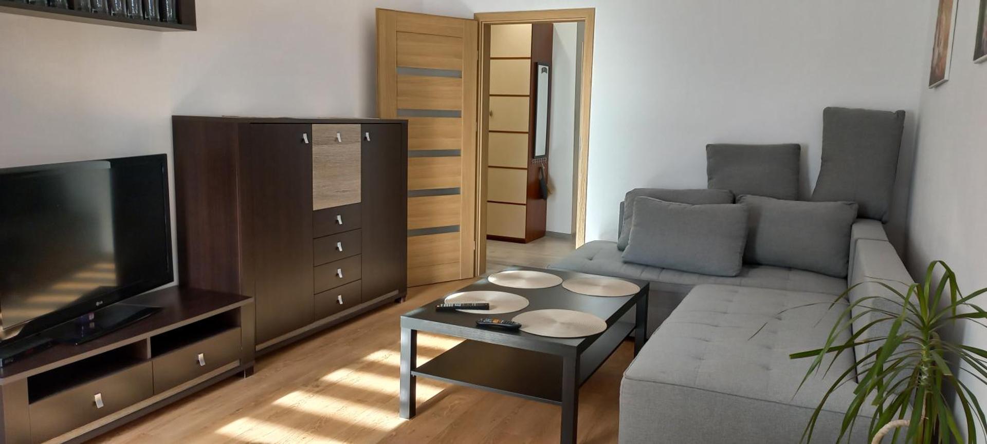 Apartament JUKI, mieszkanie obok Katowice Wynajem na doby, krótkoterminowy, 2 pokoje balkon, 50m2,- po kapitalnym remoncie 2-ga sypialnia jest częścią salonu blisko Centrum Leczenia Oparzeń 2,5 km