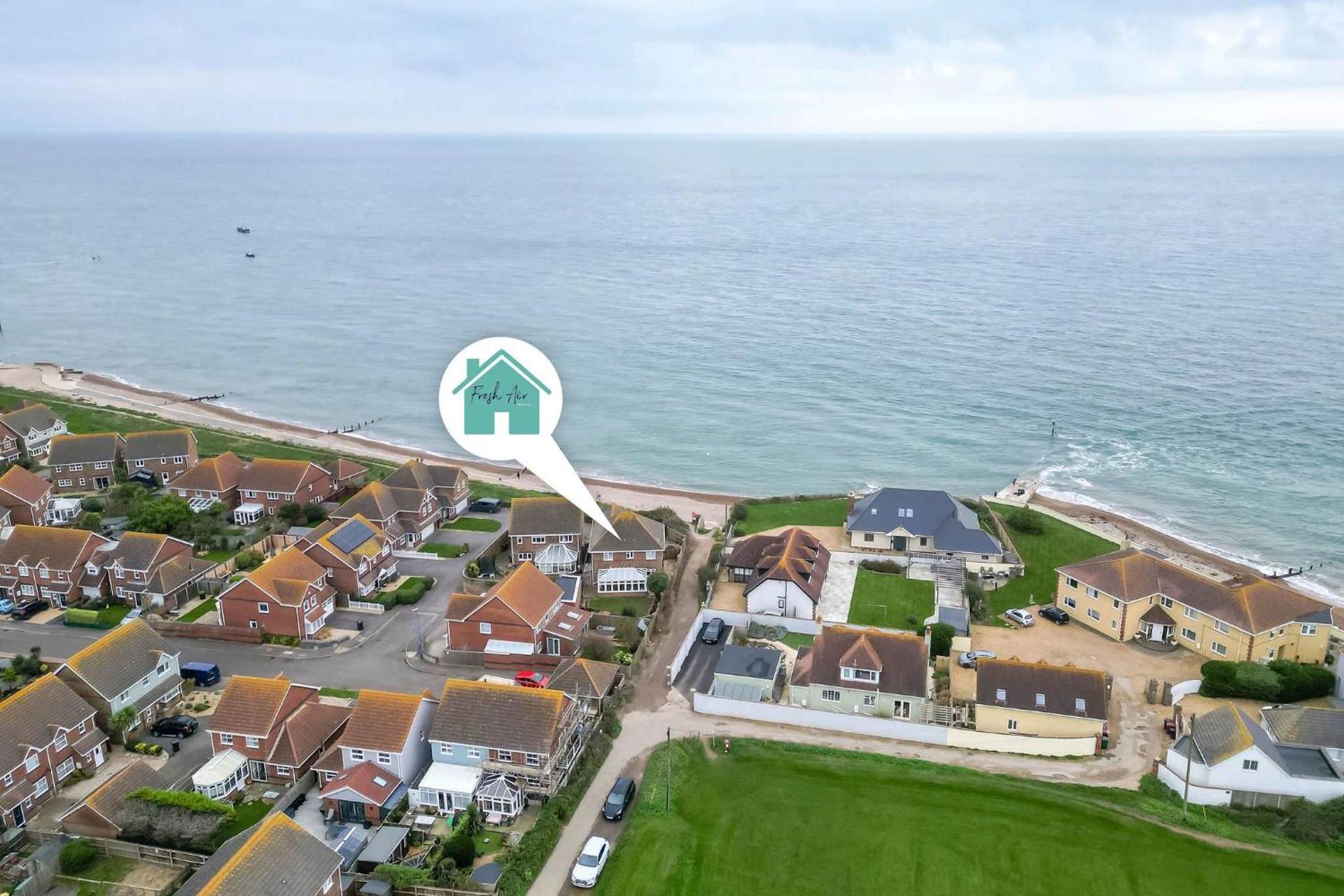 Spacious 4-Bed Seaside Retreat in Selsey