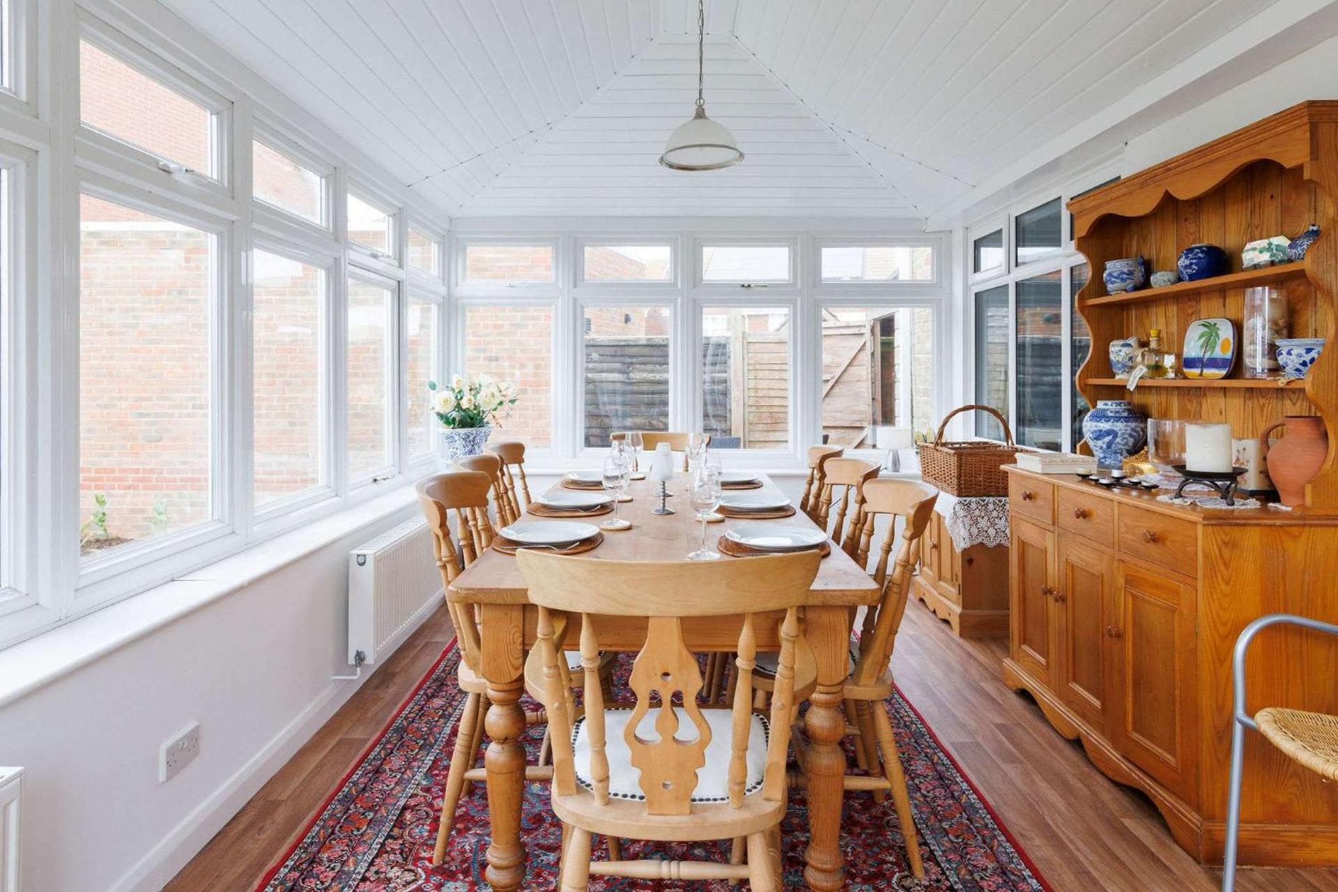 Spacious 4-Bed Seaside Retreat in Selsey