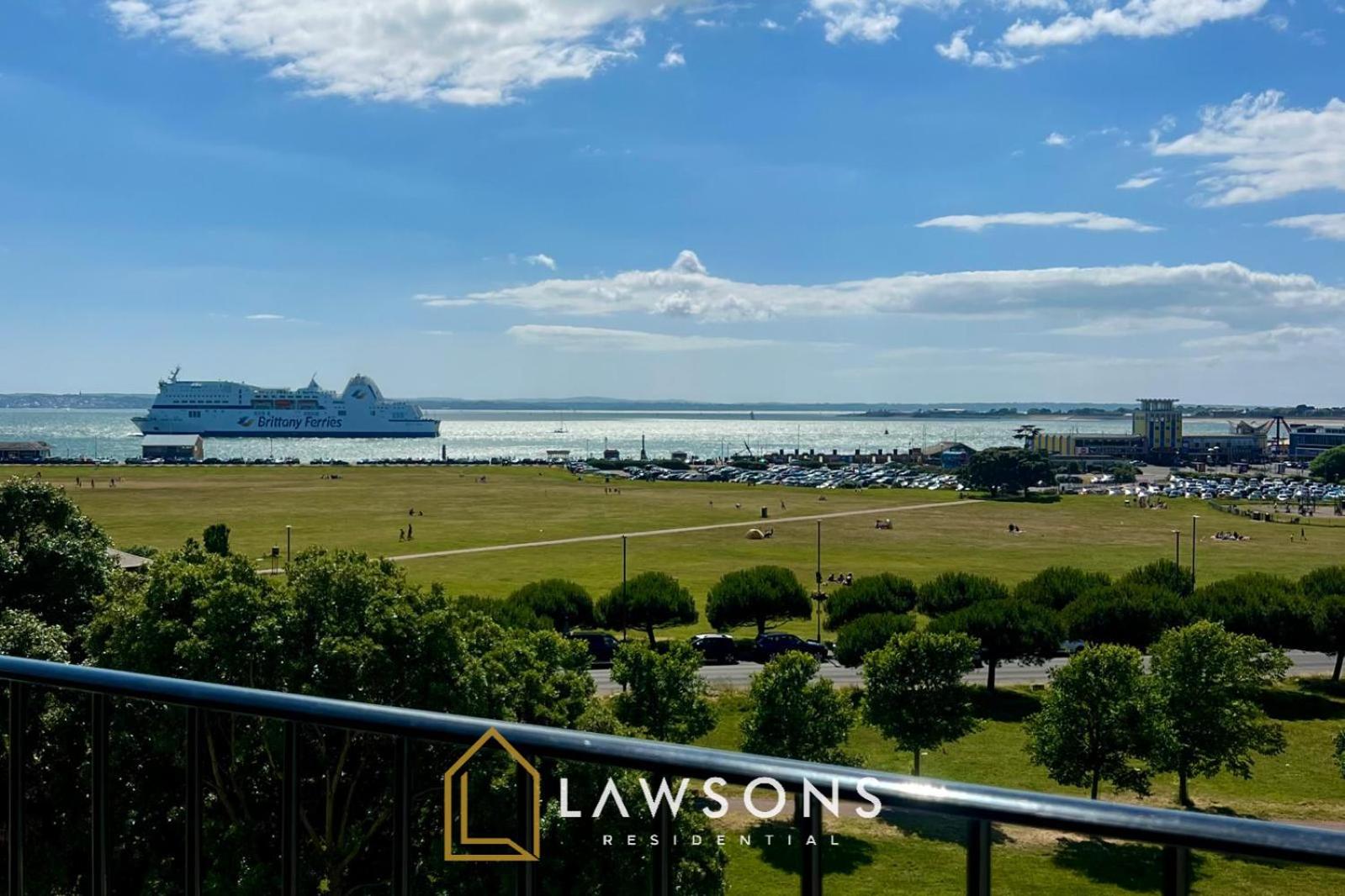 Chic Southsea Apartment, 3 Beds, 2 Baths