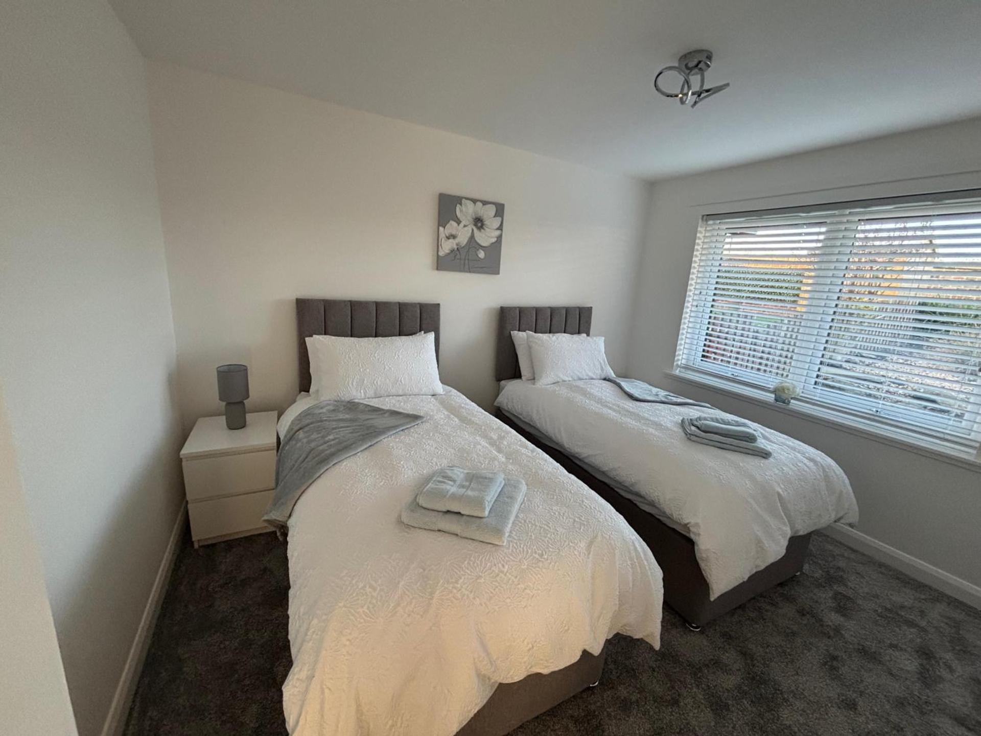 2-Beds Sleeps 4 w Parking 15 mins to St Andrews