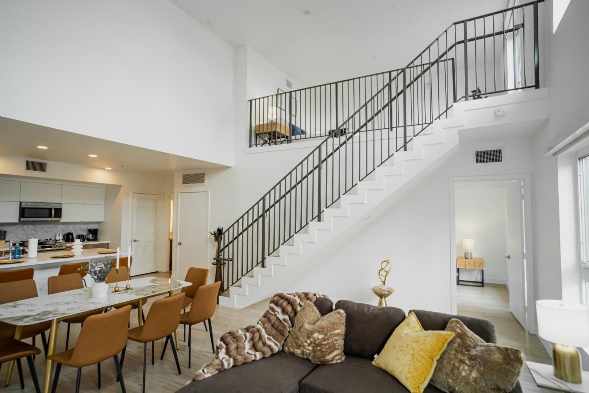 Chic Urban Retreat in Heart of LA, 2 Bedroom and 1 Loft