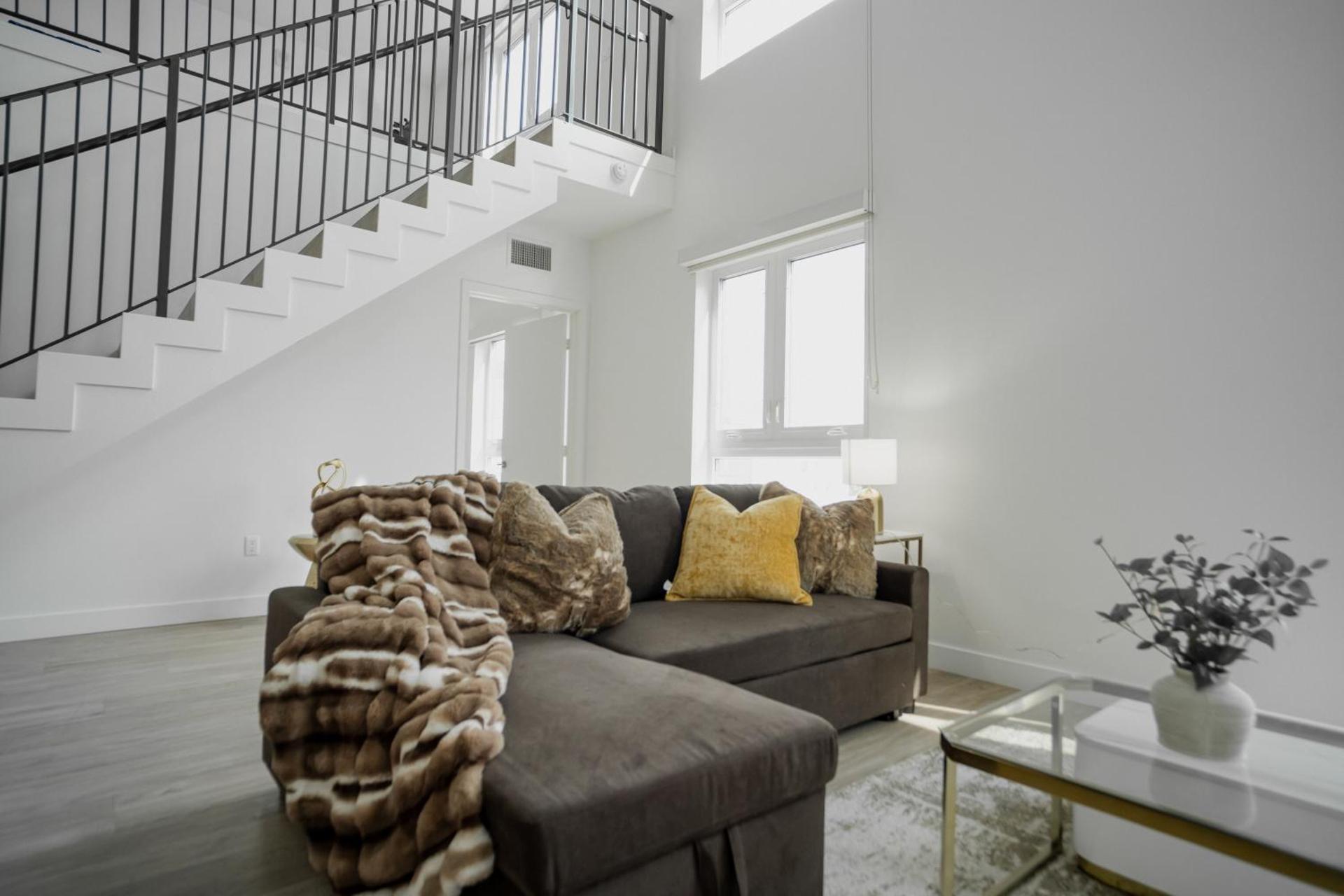 Chic Urban Retreat in Heart of LA, 2 Bedroom and 1 Loft