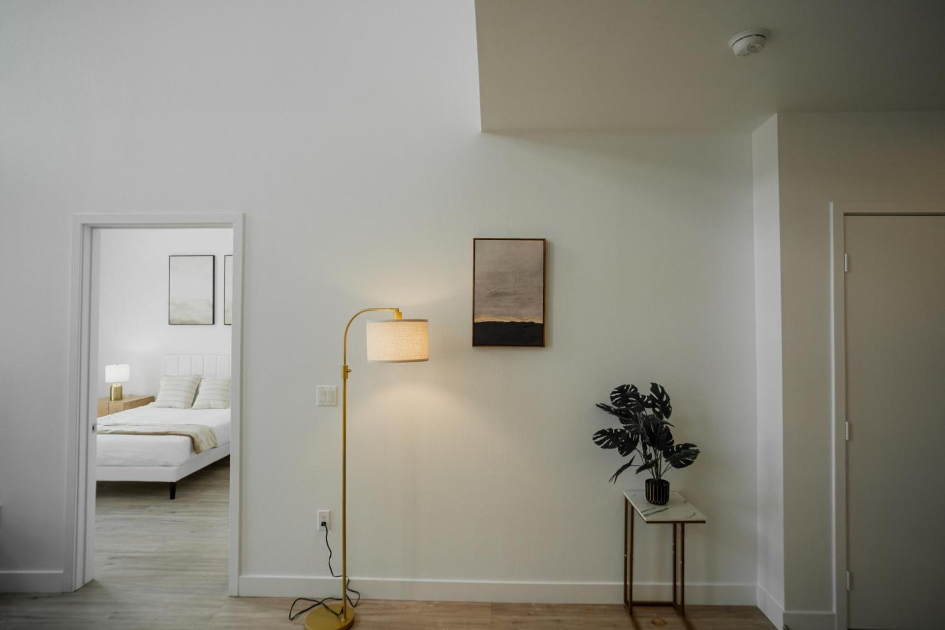 Chic Urban Retreat in Heart of LA, 2 Bedroom and 1 Loft