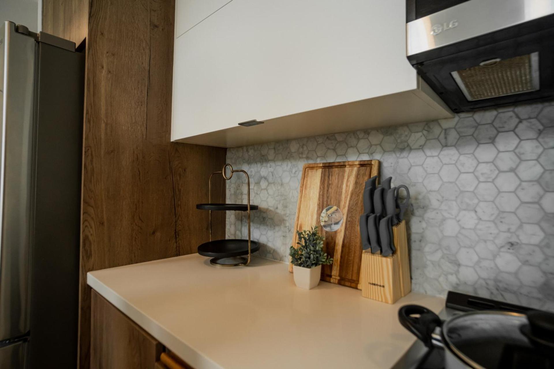 Chic Urban Retreat in Heart of LA, 2 Bedroom and 1 Loft