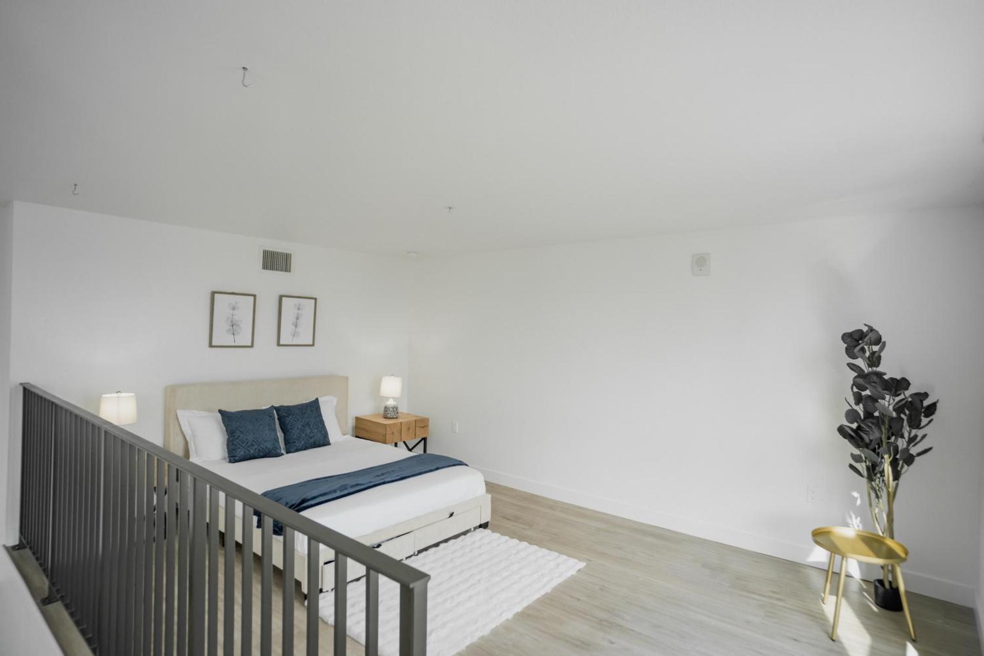 Chic Urban Retreat in Heart of LA, 2 Bedroom and 1 Loft