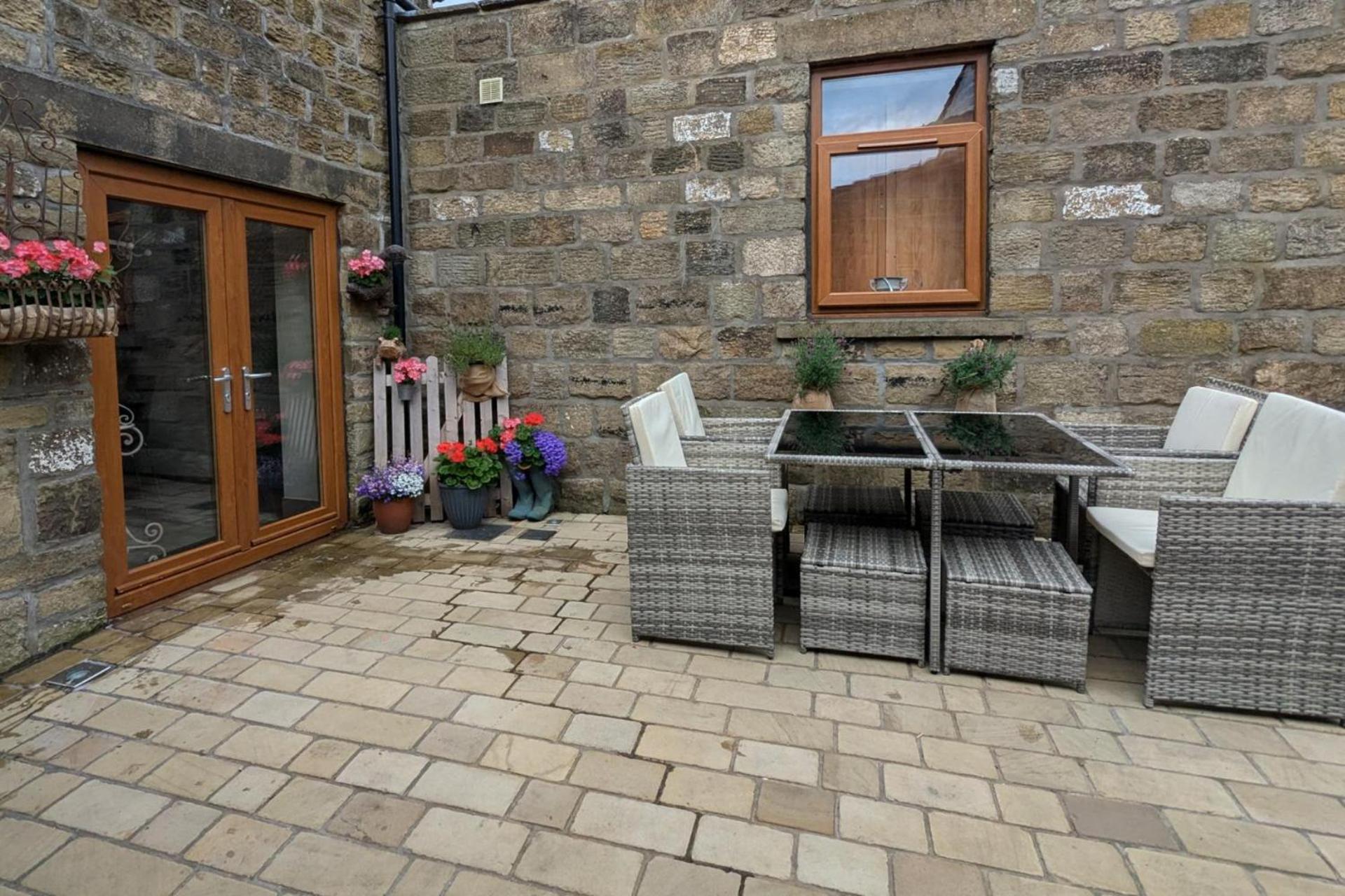 Cozy Cottage Close to Haworth Sleeps 2 with Garden