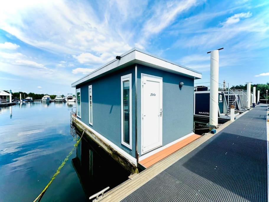 ''Statia'' Cozy & Romantic Houseboat in Maastricht