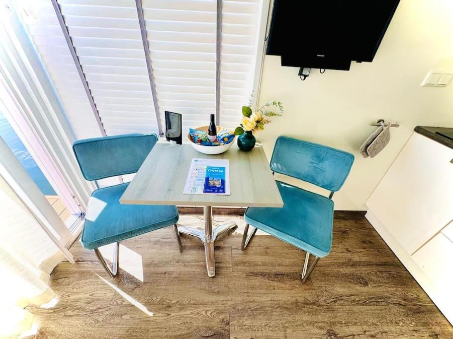 ''Statia'' Cozy & Romantic Houseboat in Maastricht